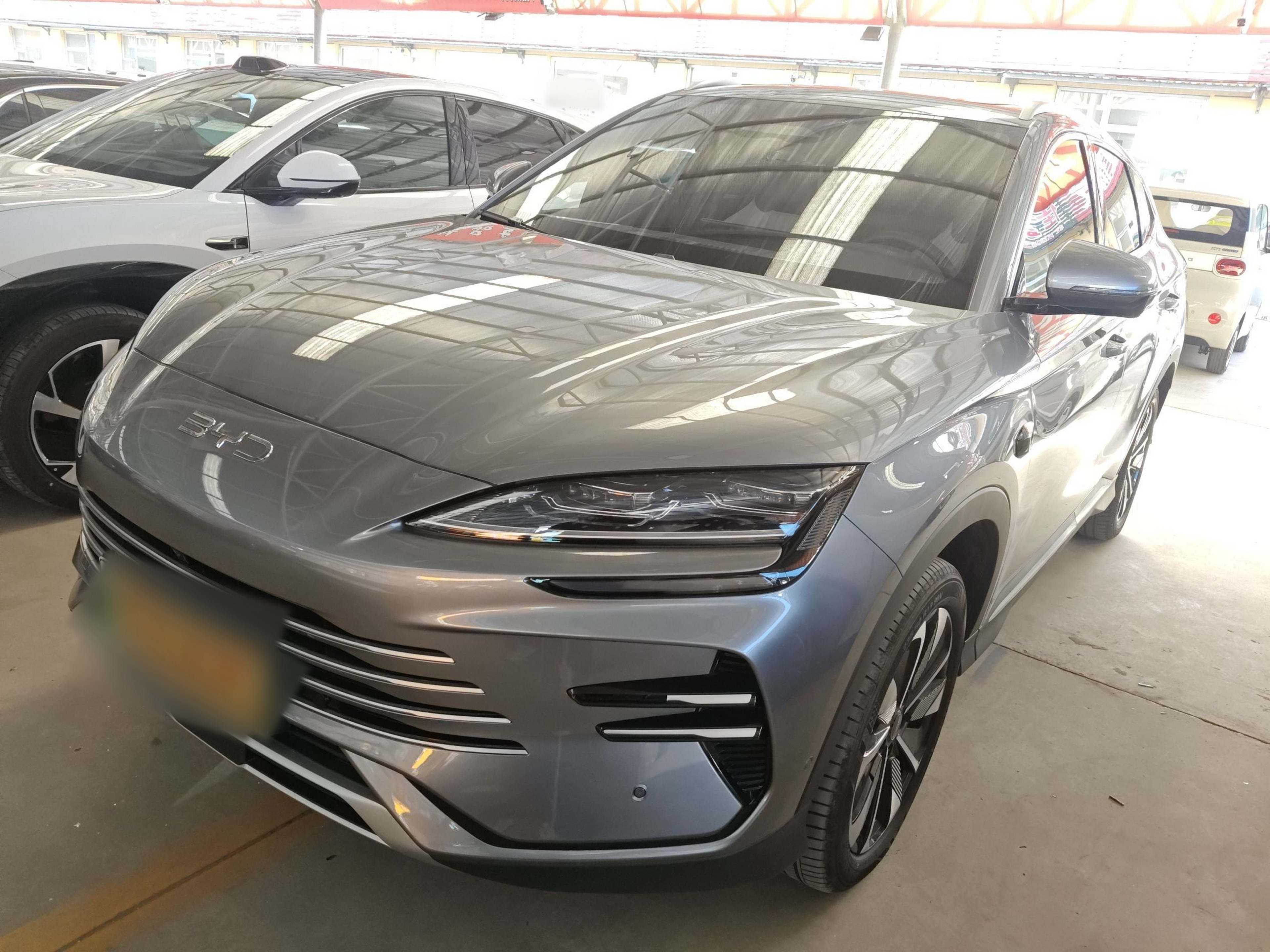 Под передней частью автомобиля