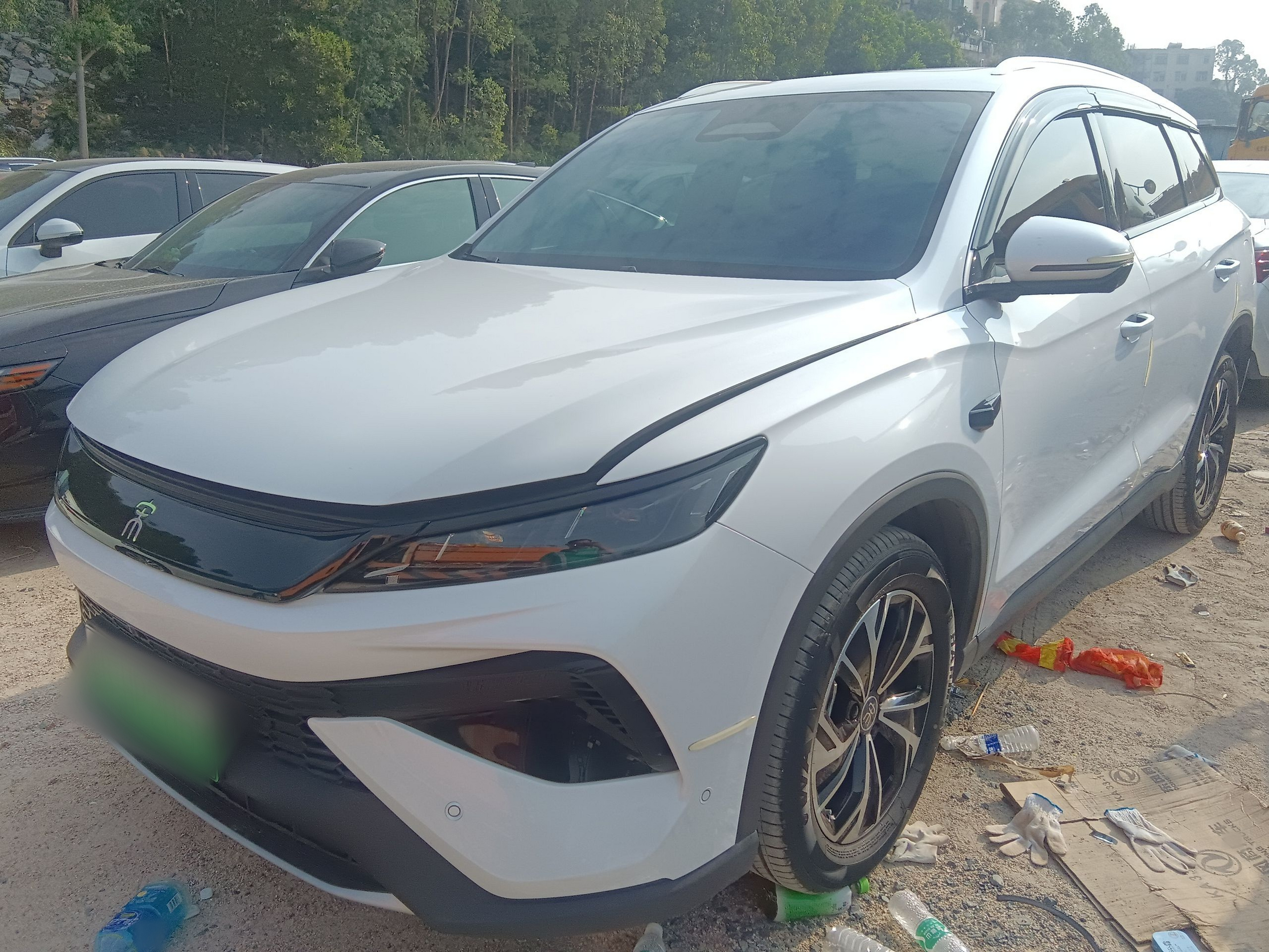 Под передней частью автомобиля