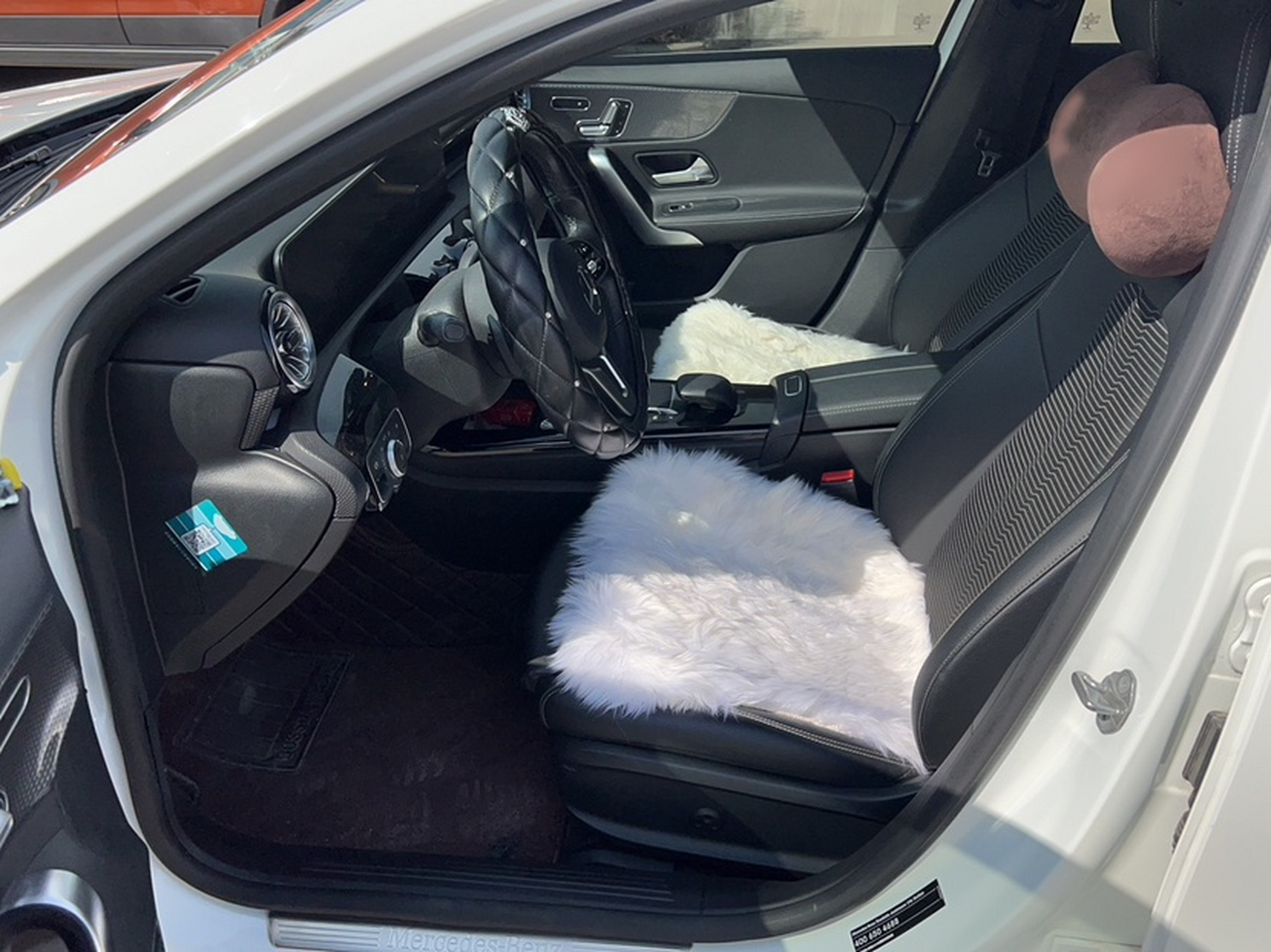 المقاعد الأمامية داخل السيارة