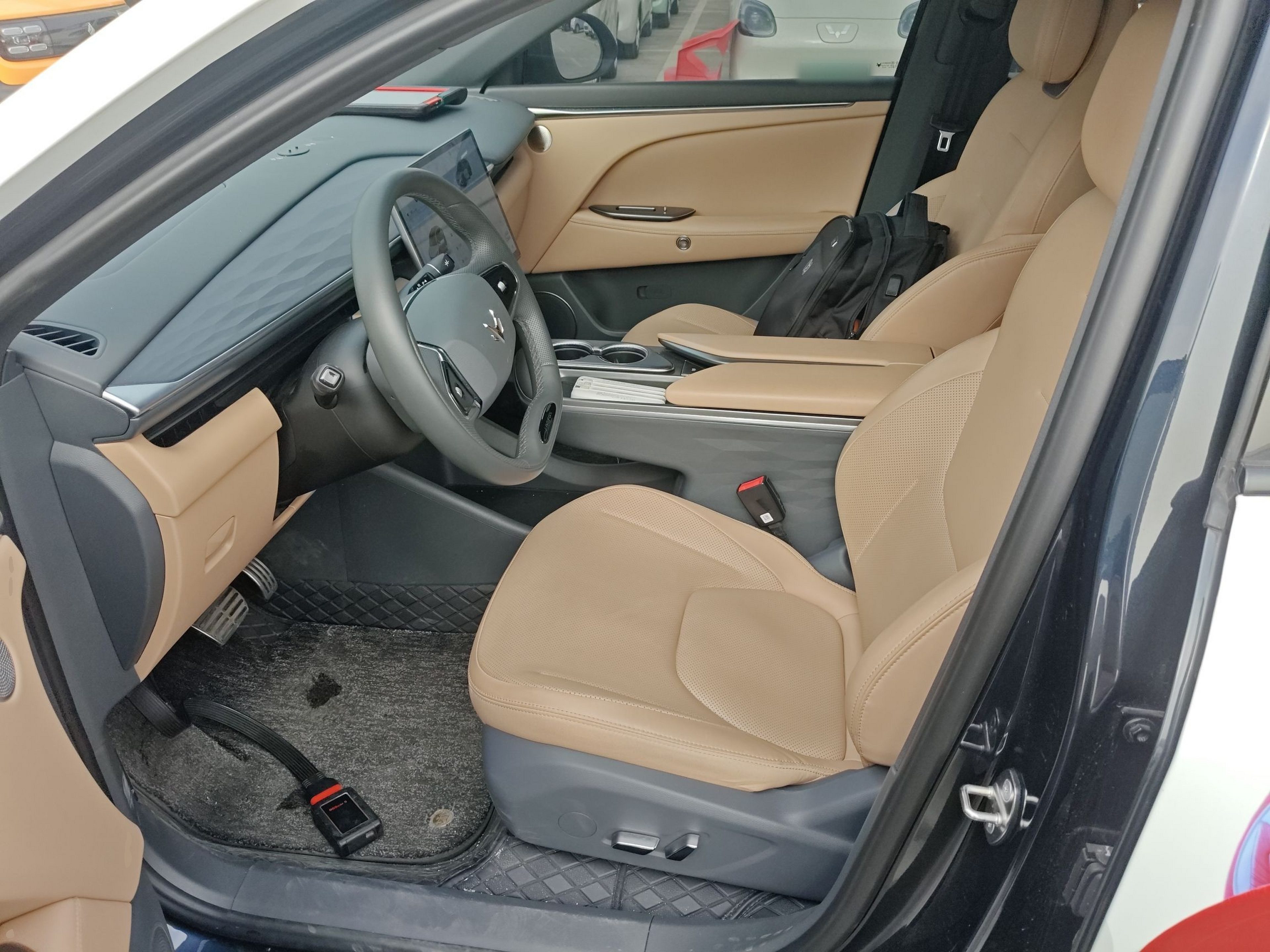 المقاعد الأمامية داخل السيارة