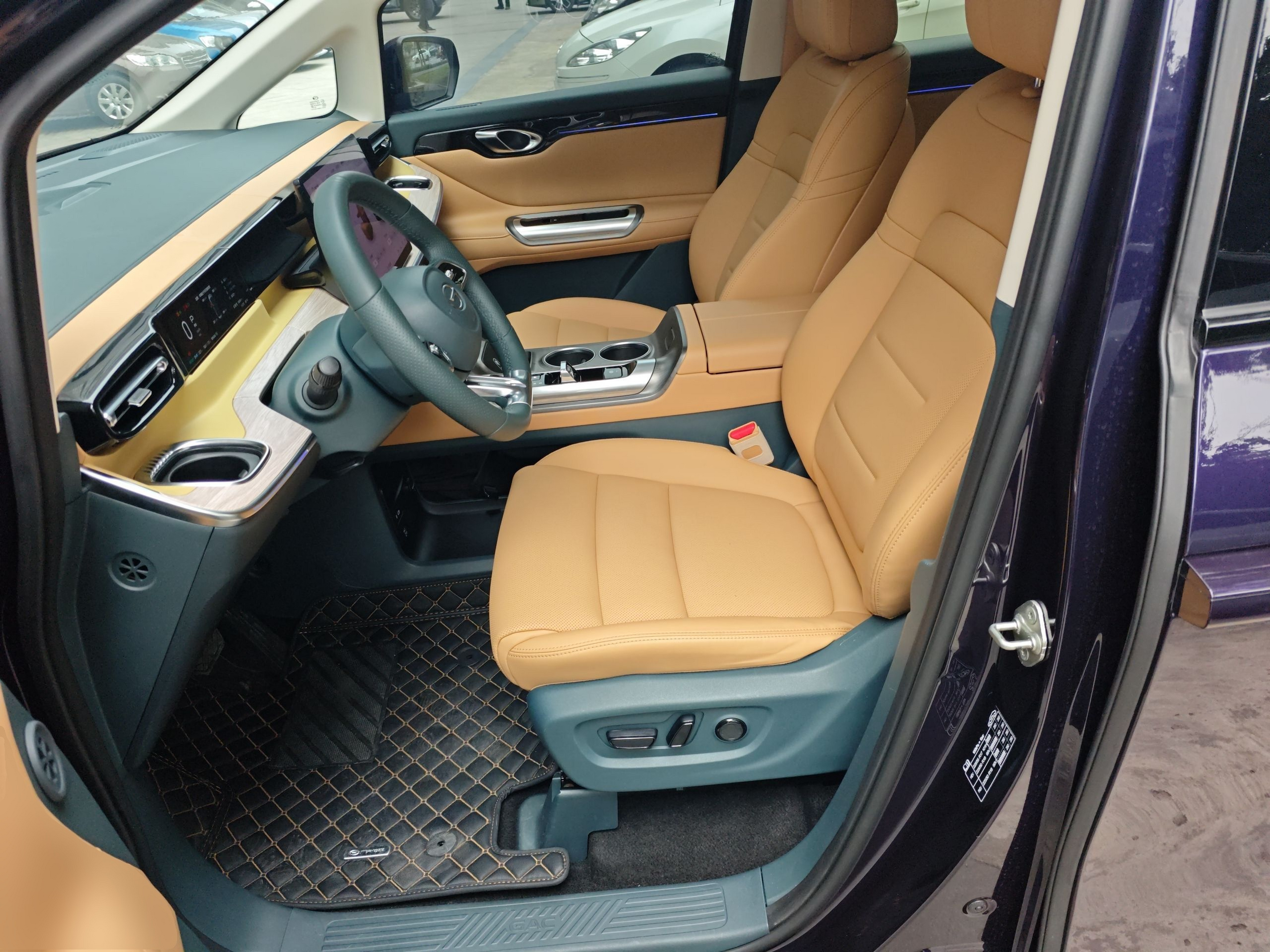 المقاعد الأمامية داخل السيارة