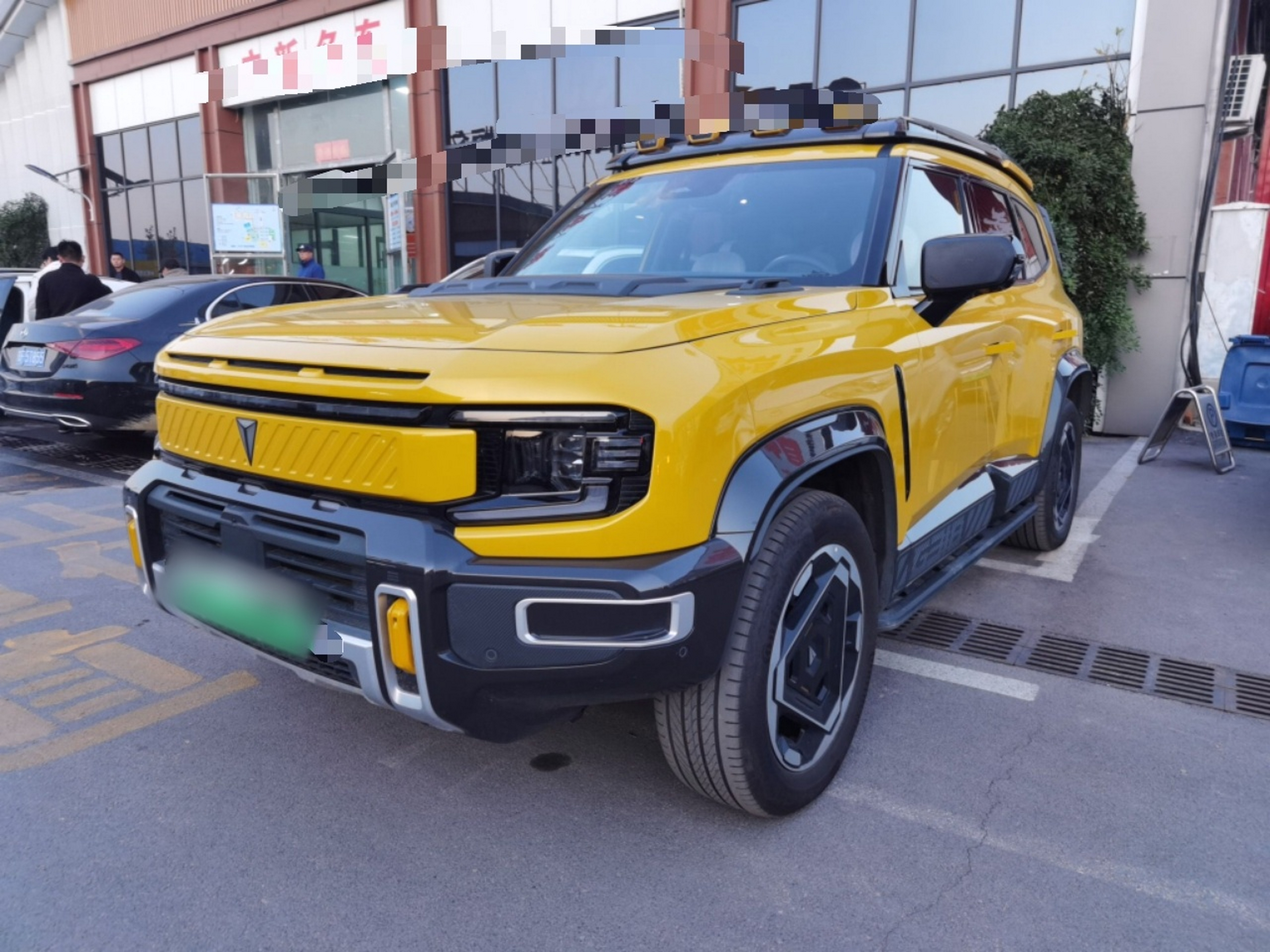 تحت مقدمة السيارة