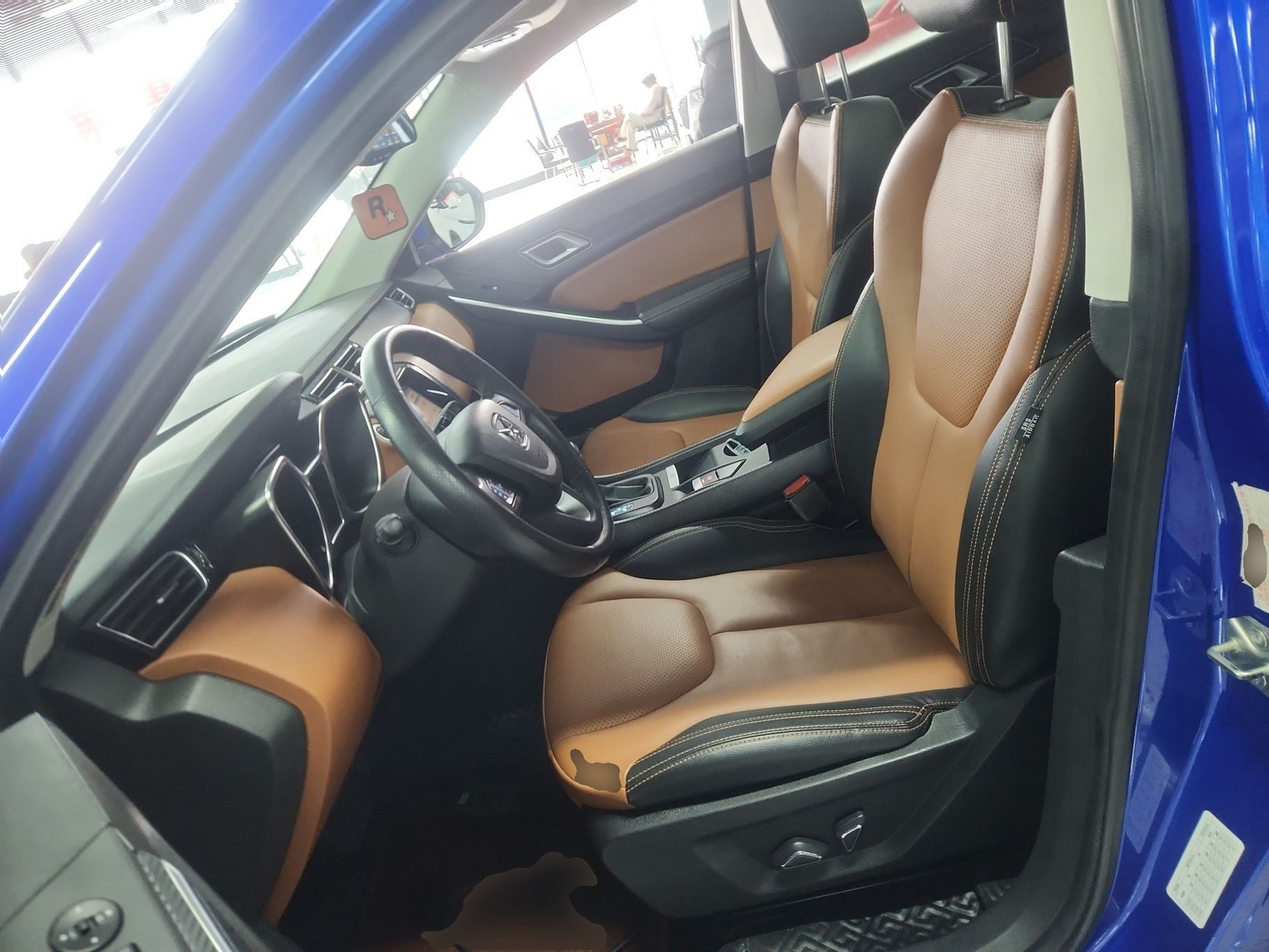 المقاعد الأمامية داخل السيارة