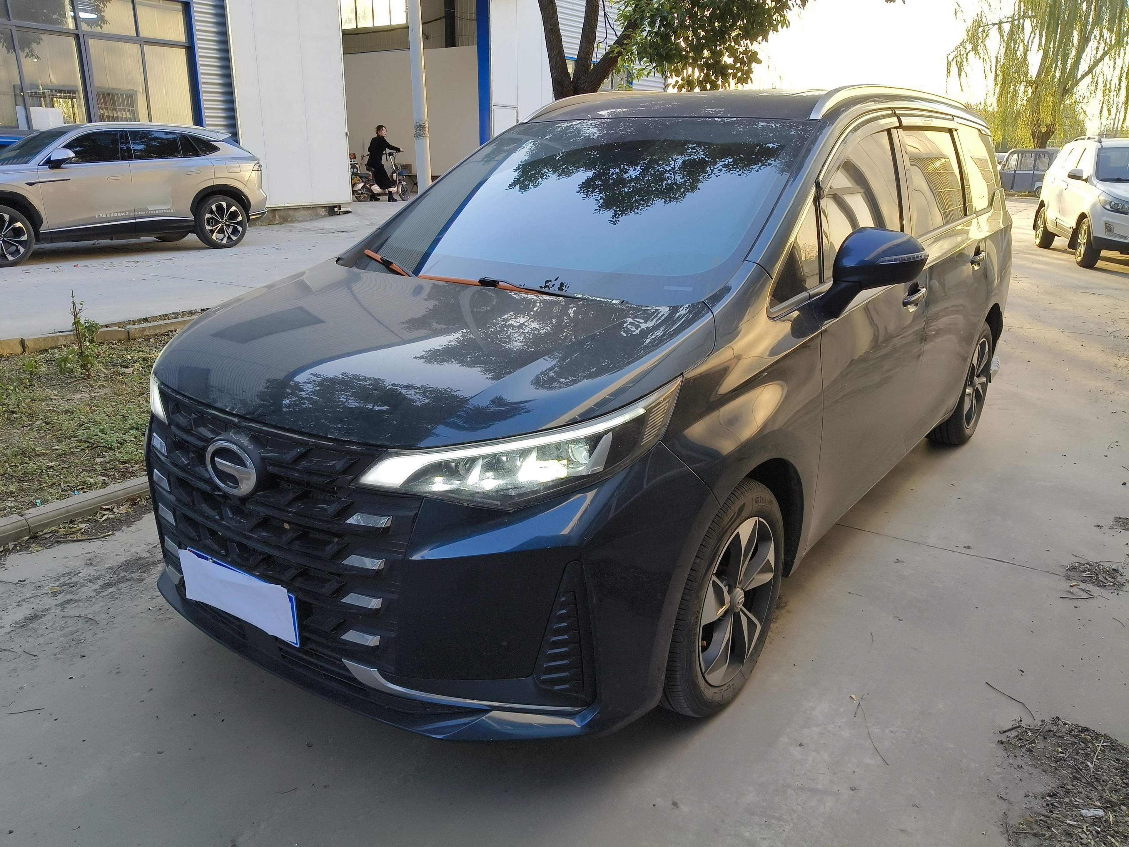 Под передней частью автомобиля