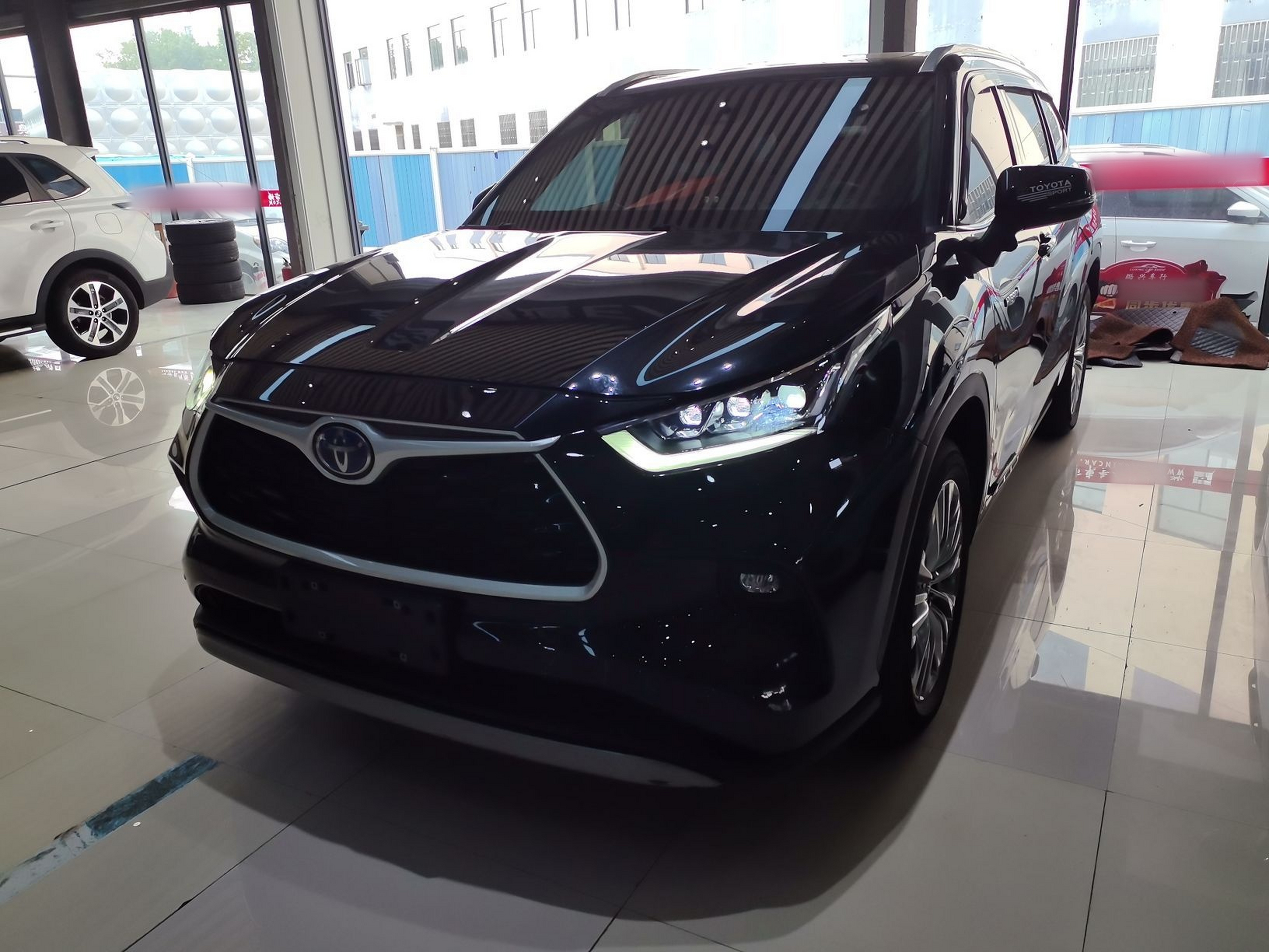 تحت مقدمة السيارة