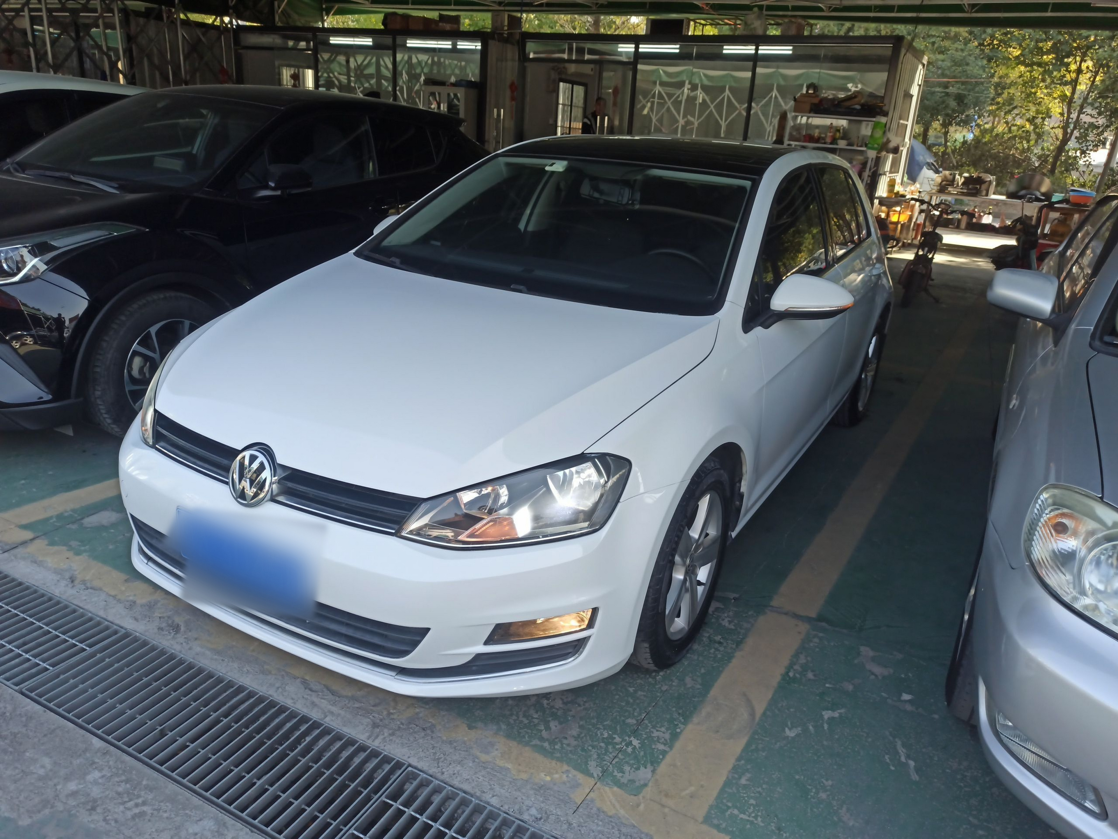 تحت مقدمة السيارة