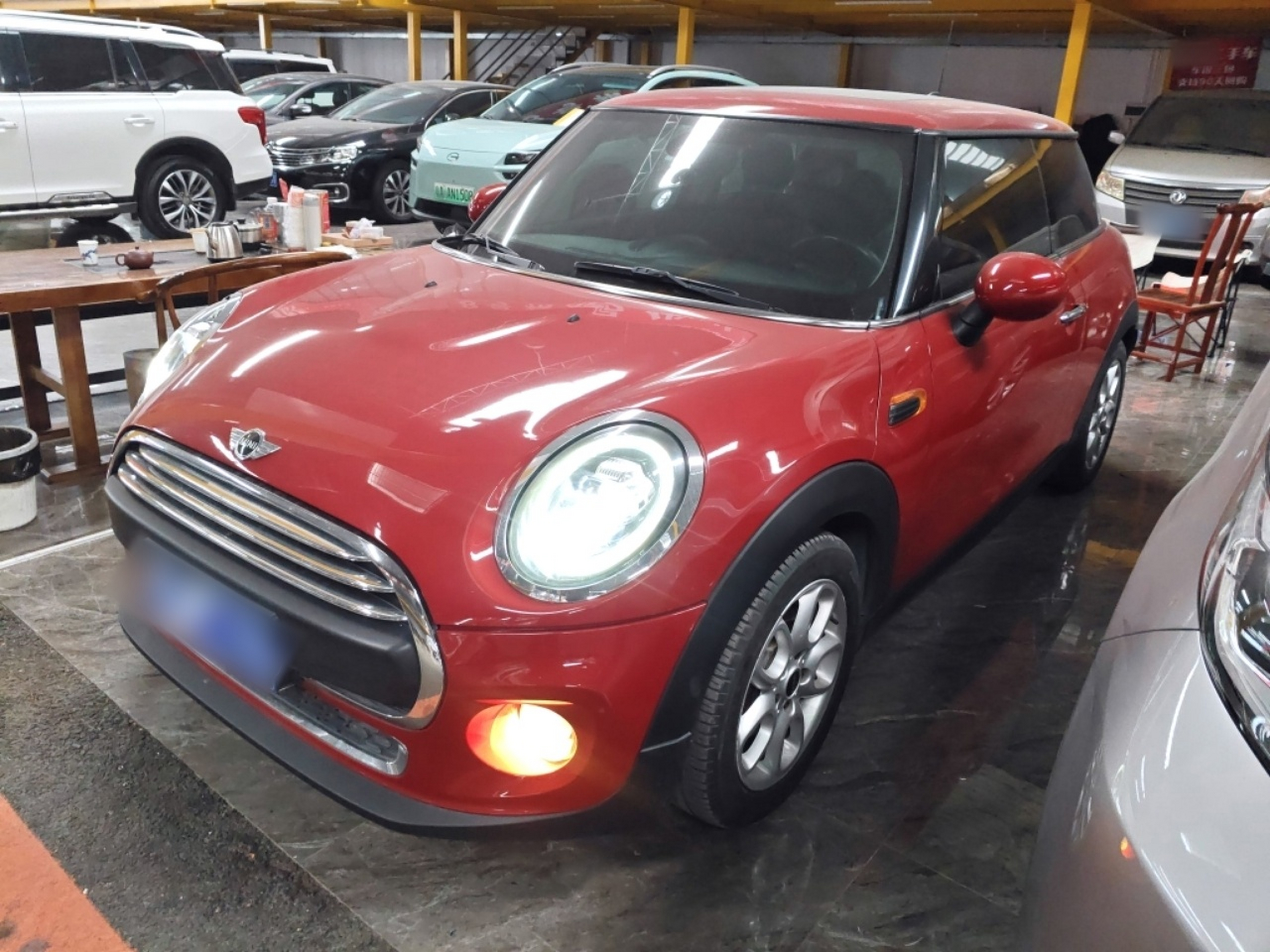 تحت مقدمة السيارة