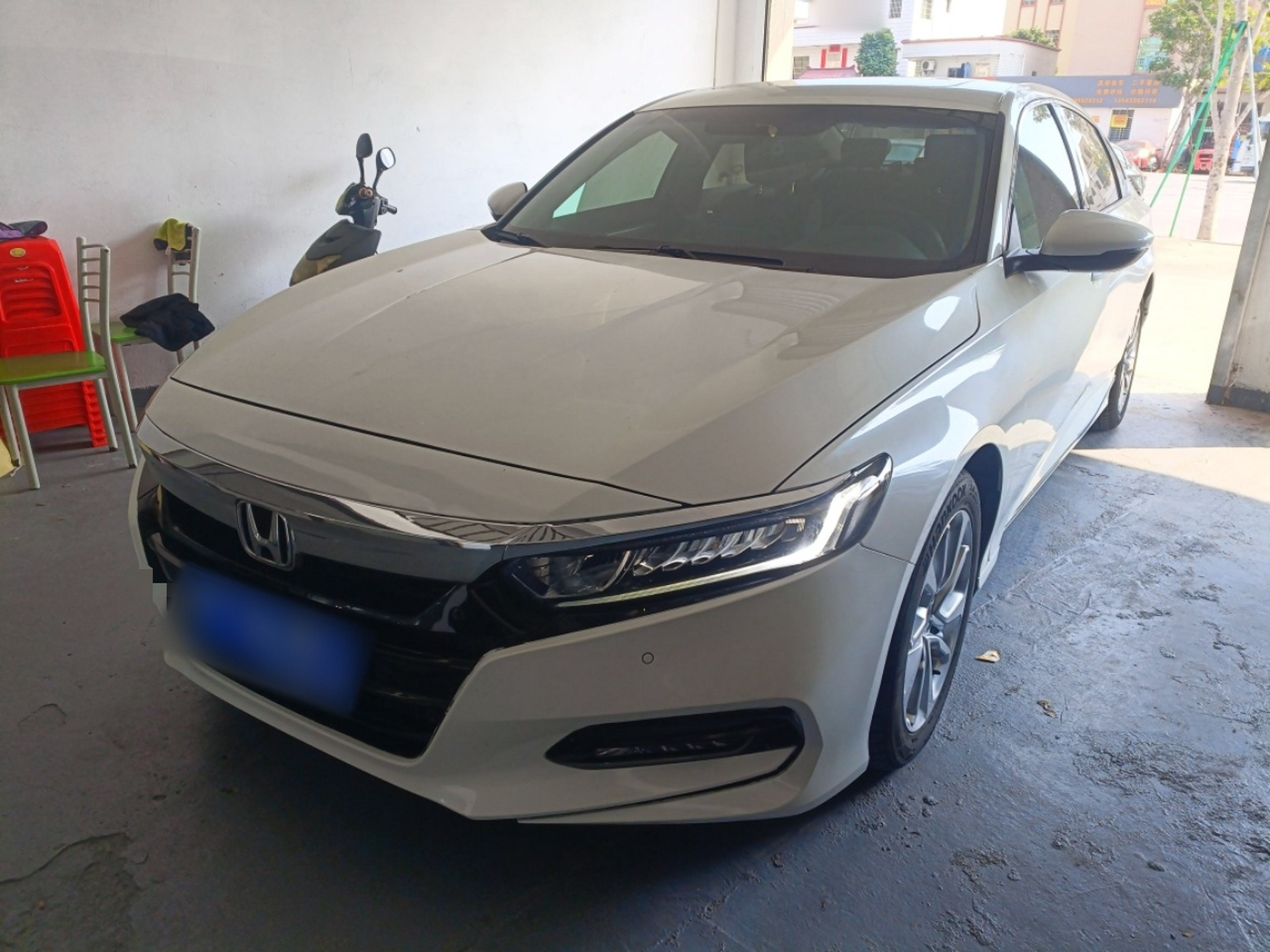 تحت مقدمة السيارة