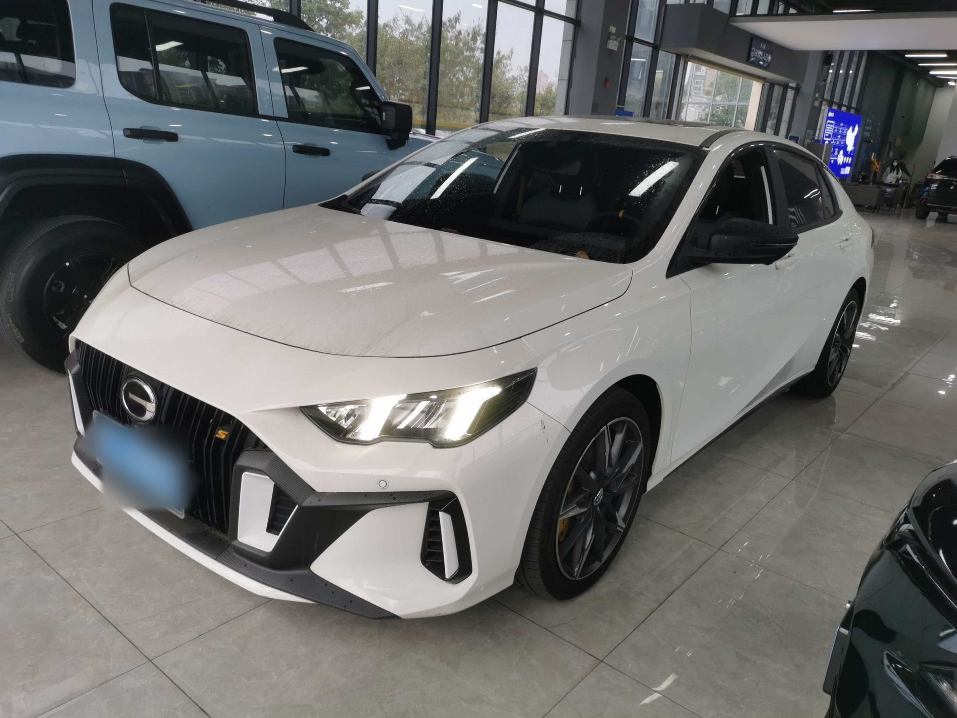 تحت مقدمة السيارة