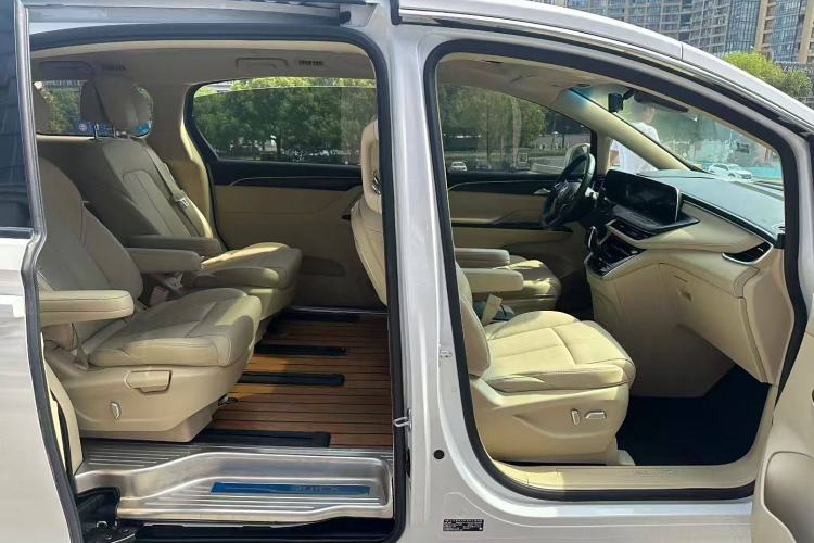 Used Buick GL8 2022 ES Landtrek 653T Luxury Edition
