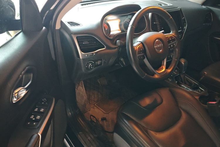 Used Jeep Cherokee 2019 2.0T Four-Wheel Drive Explorer Edition China VI Emission Standard
