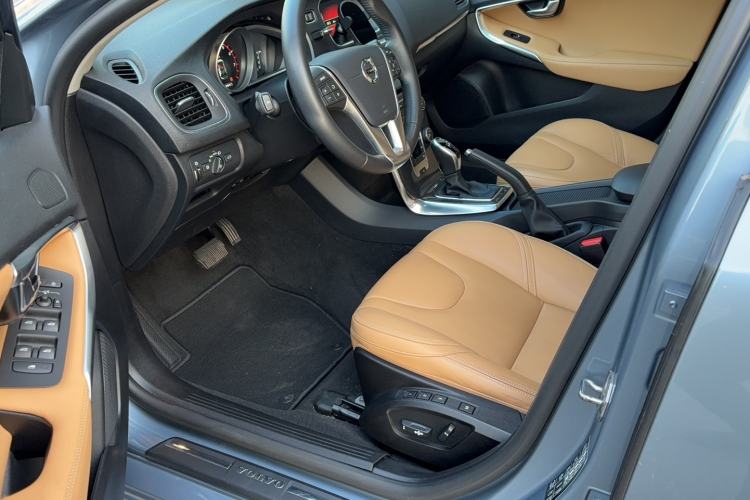 Used Volvo V40 2017 T3 Zhiyi Edition
