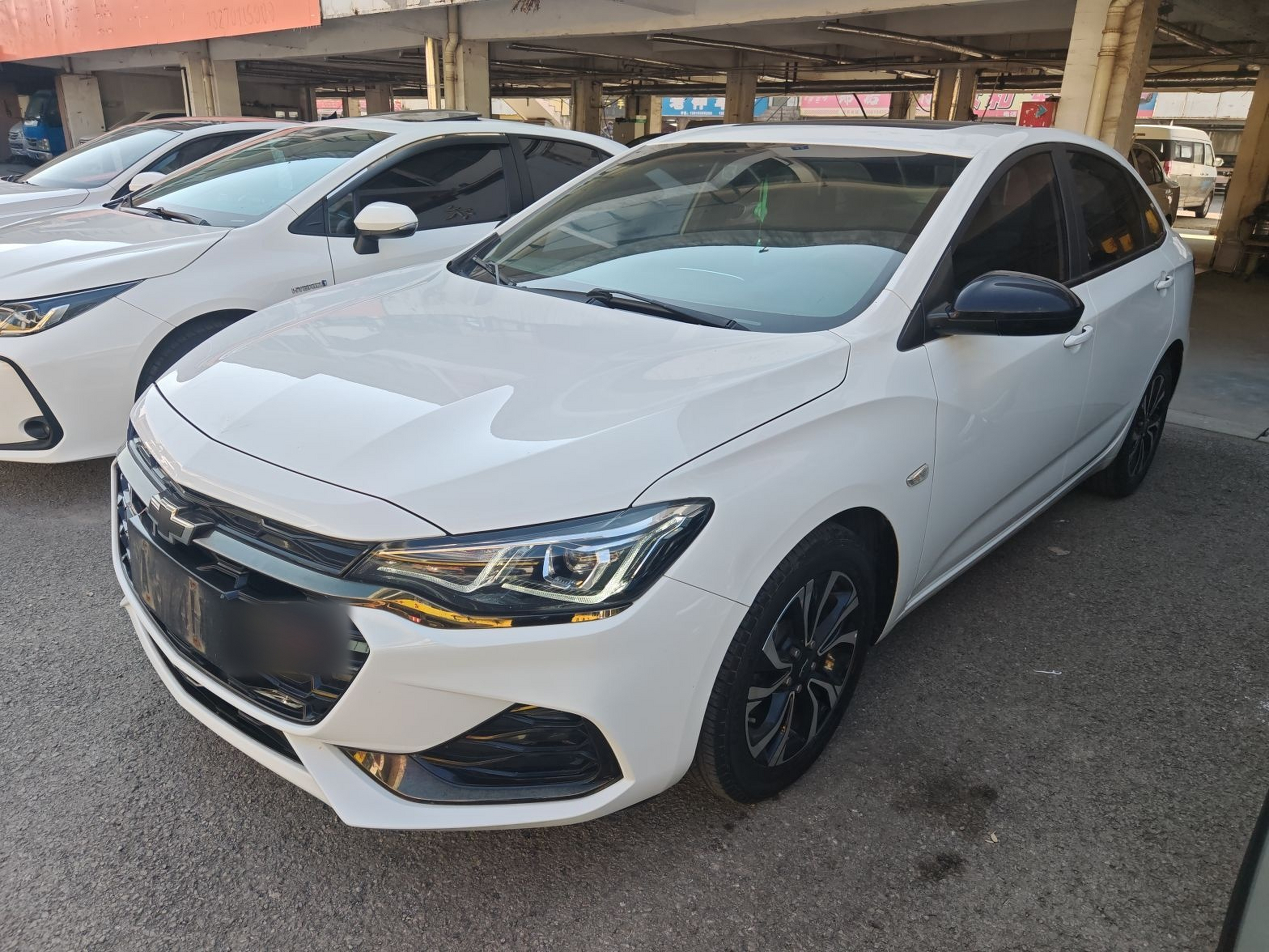 Под передней частью автомобиля