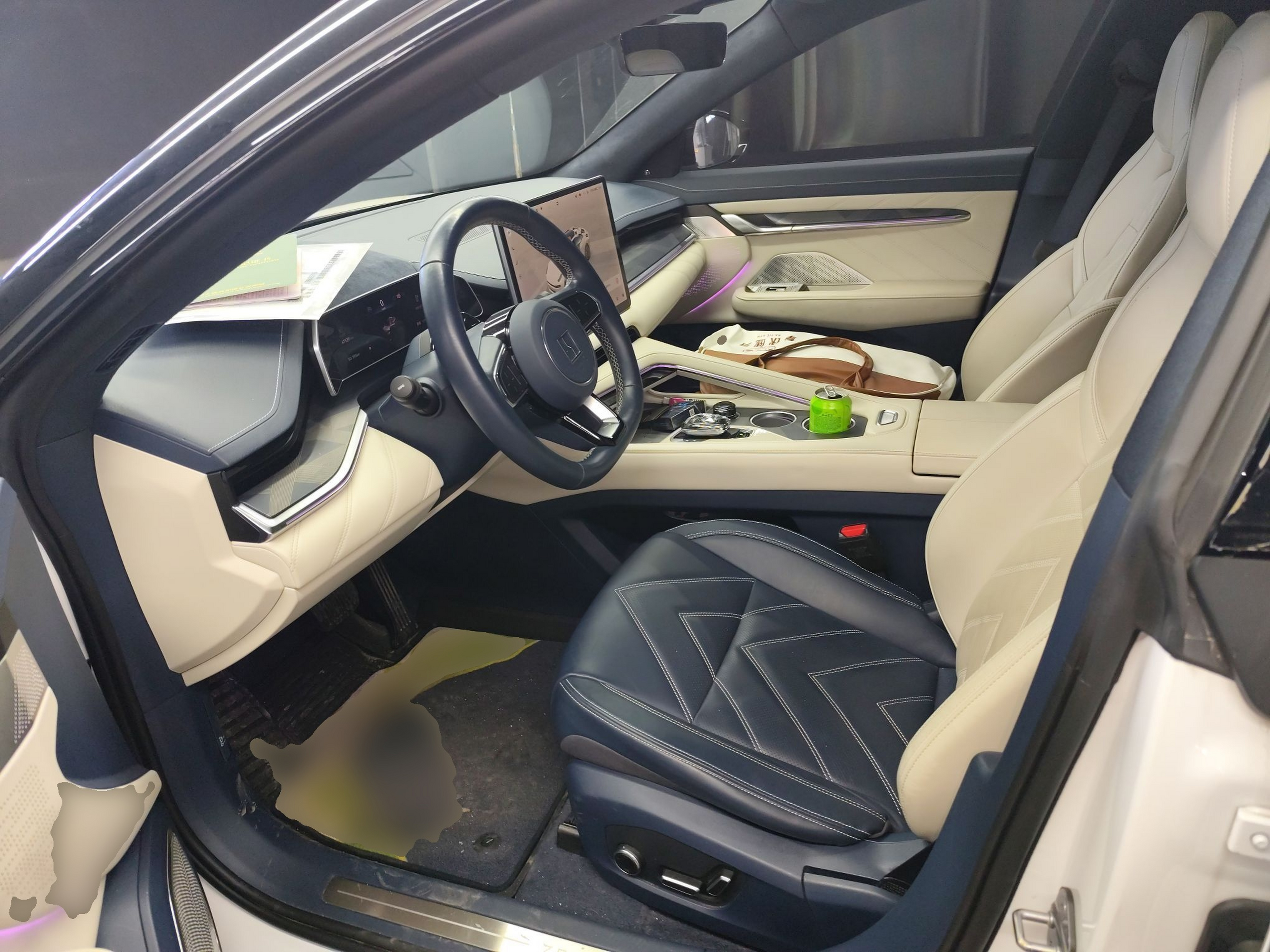 المقاعد الأمامية داخل السيارة