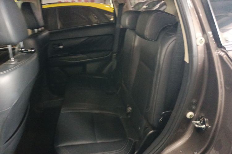 Used Mitsubishi Outlander 2019 2.4L 4x4 Zhi Xiang Edition 7 Seats China V Emission Standard
