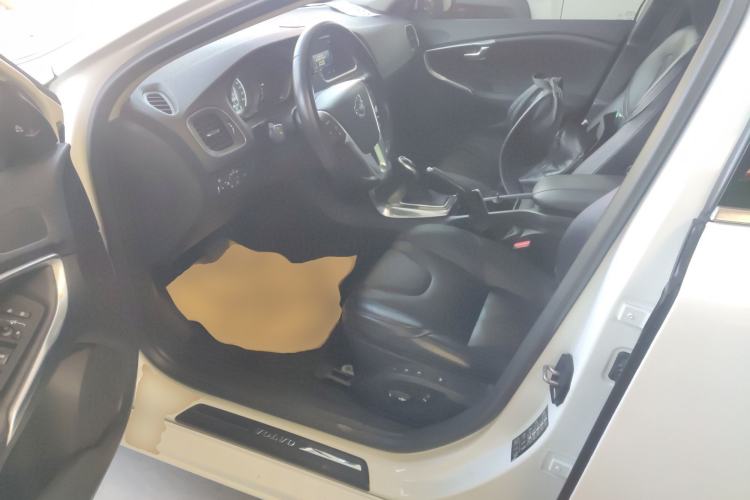 Used Volvo V40 2016 T4 Smart Luxury Edition
