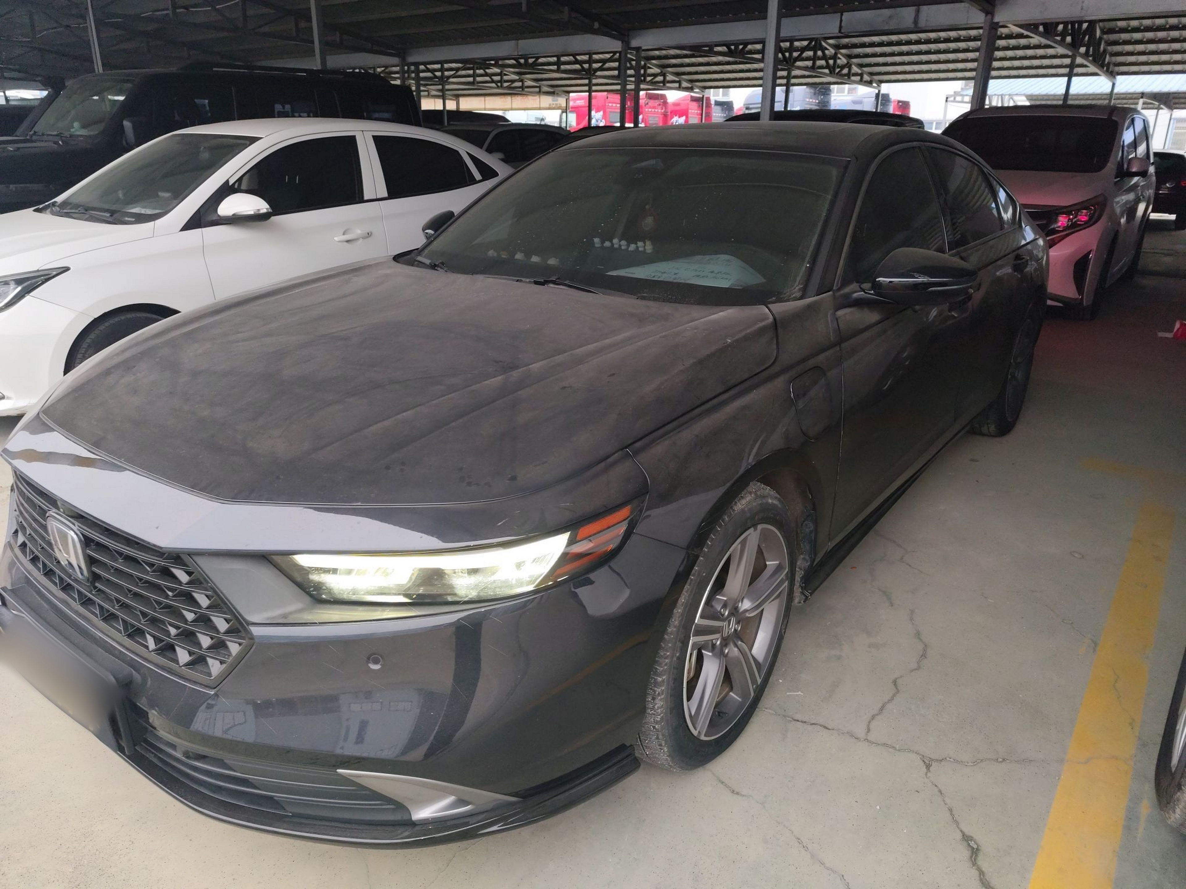 Под передней частью автомобиля