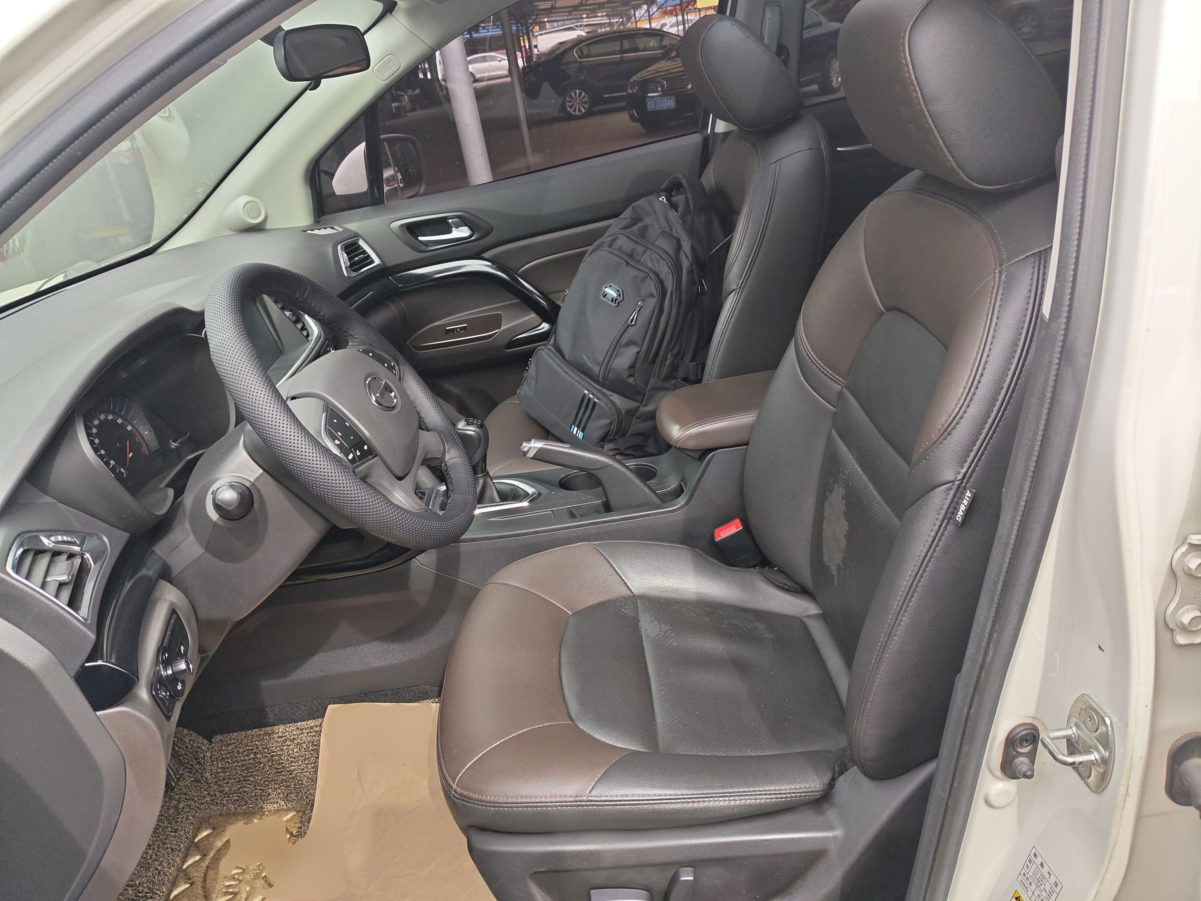 Переднее сиденье в автомобиле