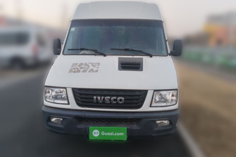 Used Iveco Daily 2021 2.5T A40 M1 Passenger Van 5-9 Seats Long Wheelbase Mid-Roof Design Dual Tires Manual Doors
