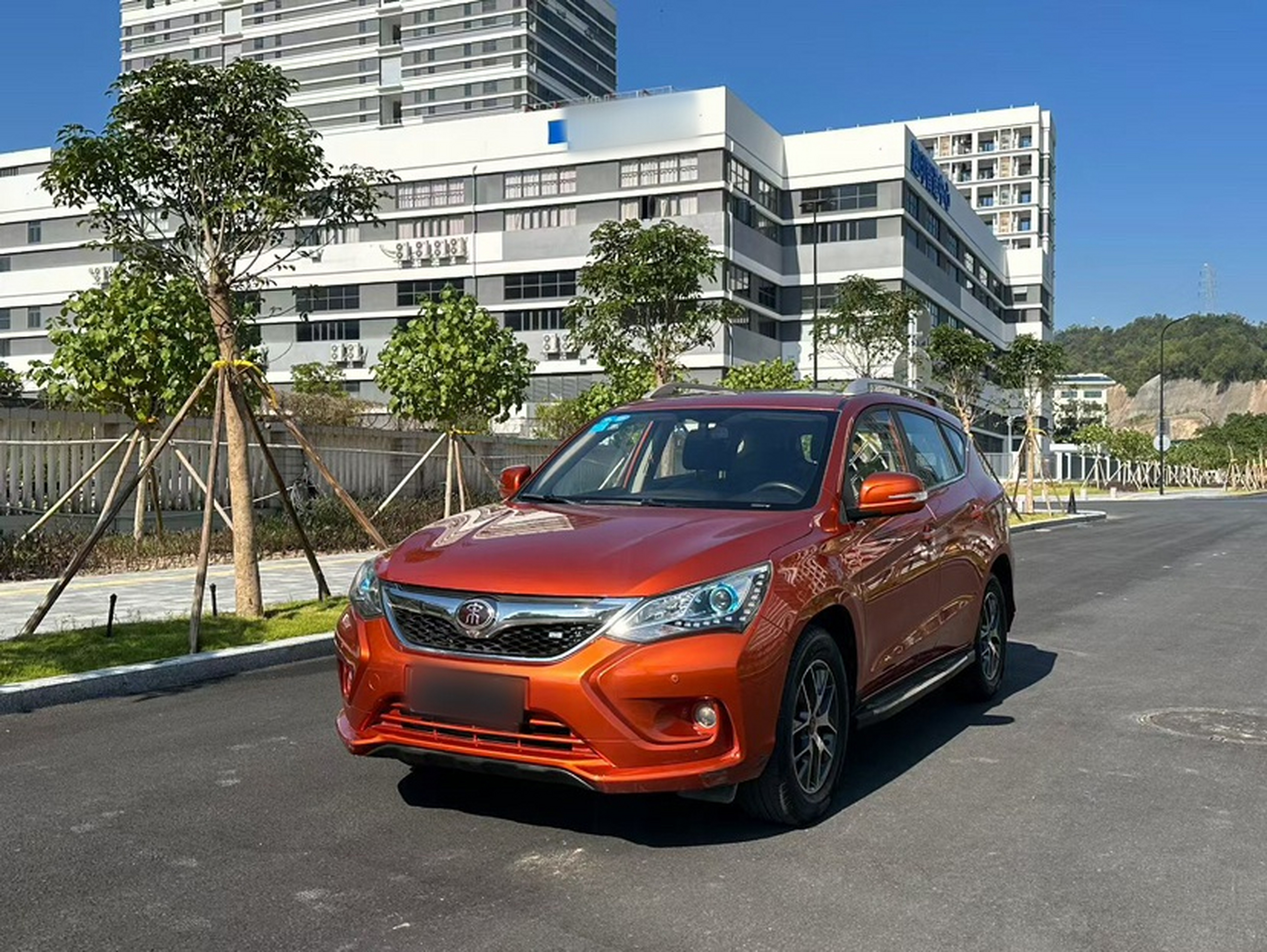 Под передней частью автомобиля