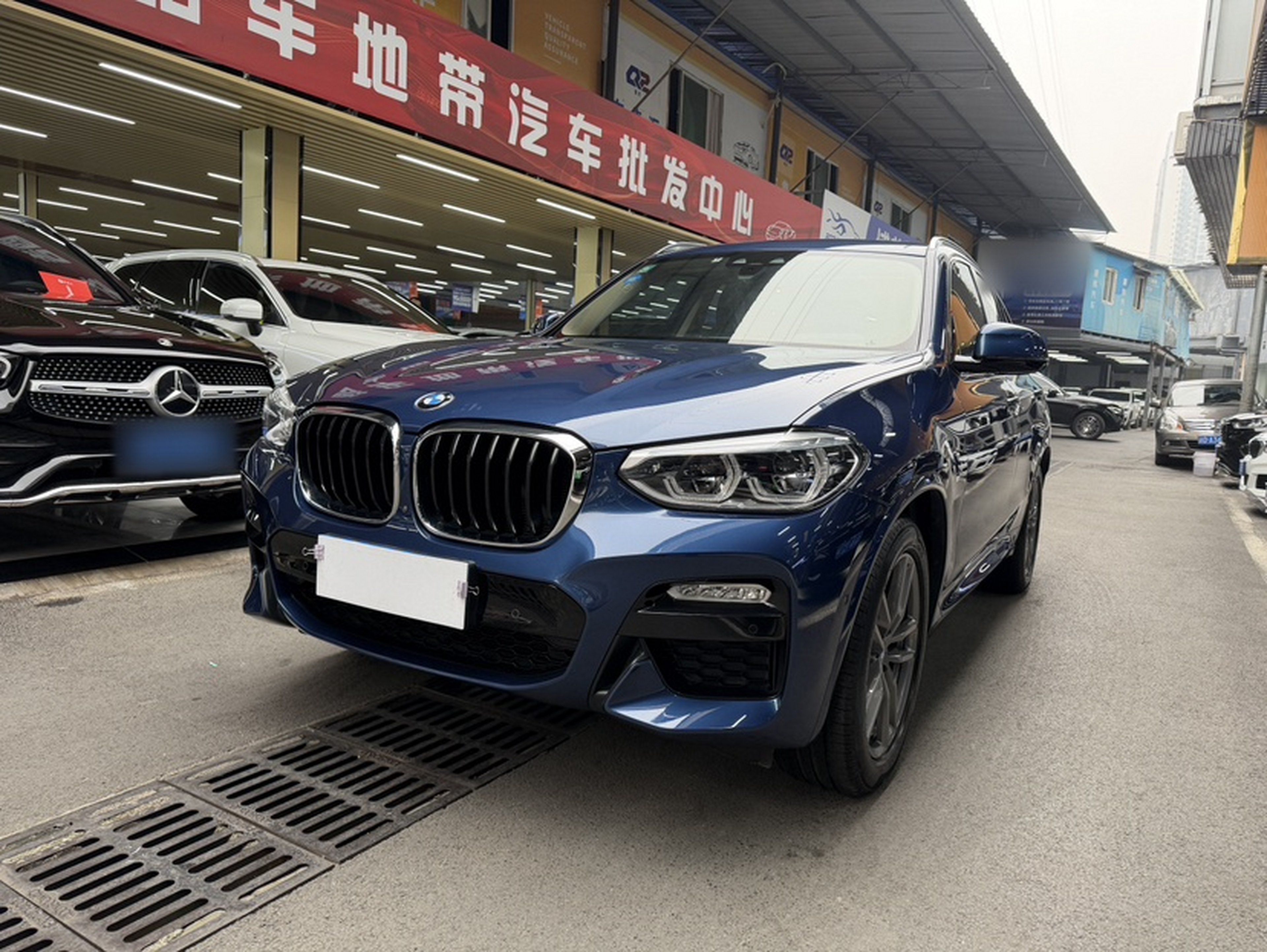 Под передней частью автомобиля