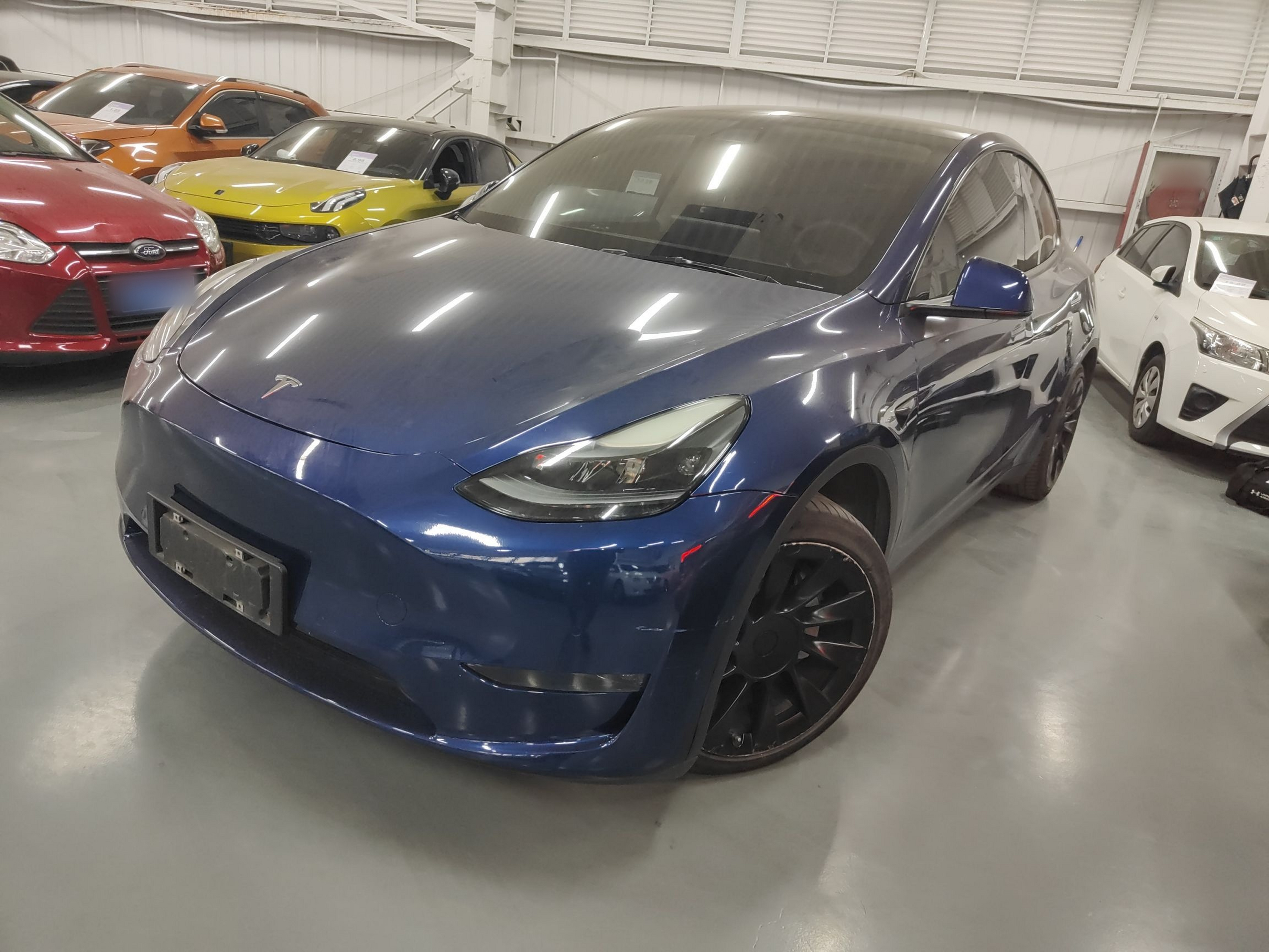 Под передней частью автомобиля