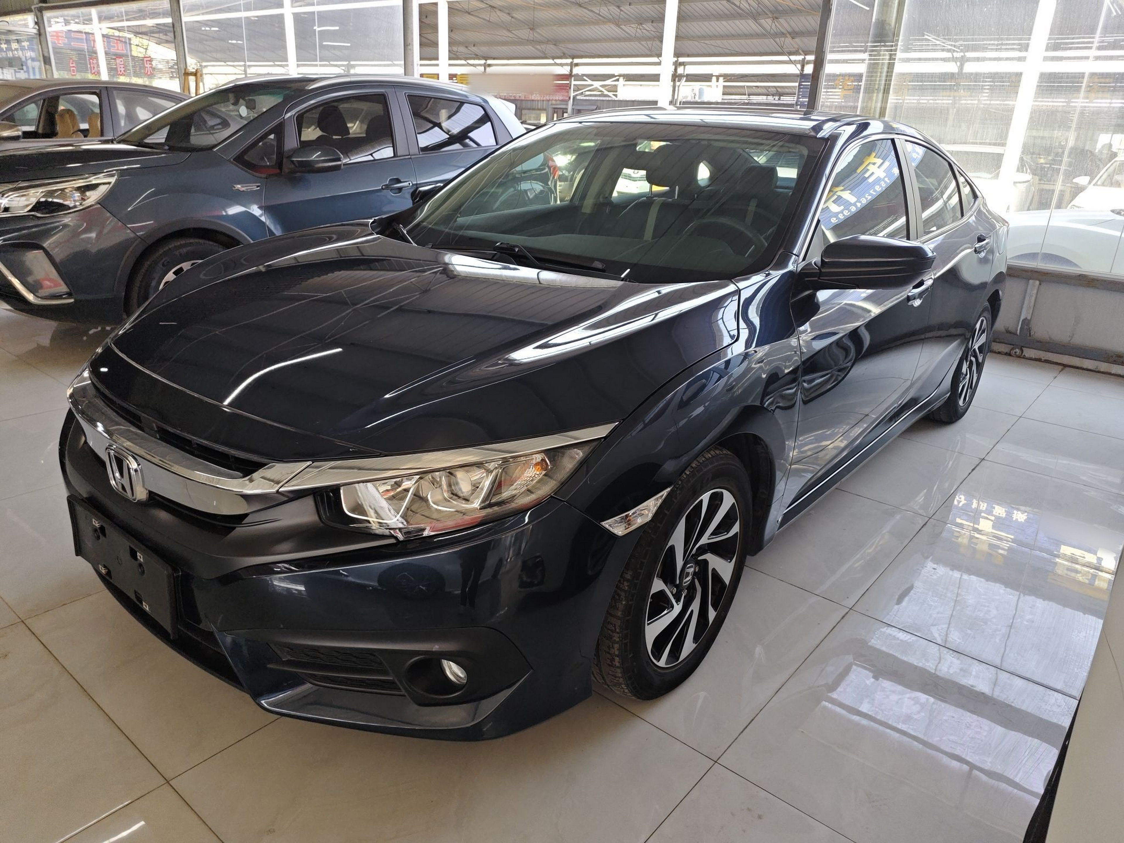 Под передней частью автомобиля