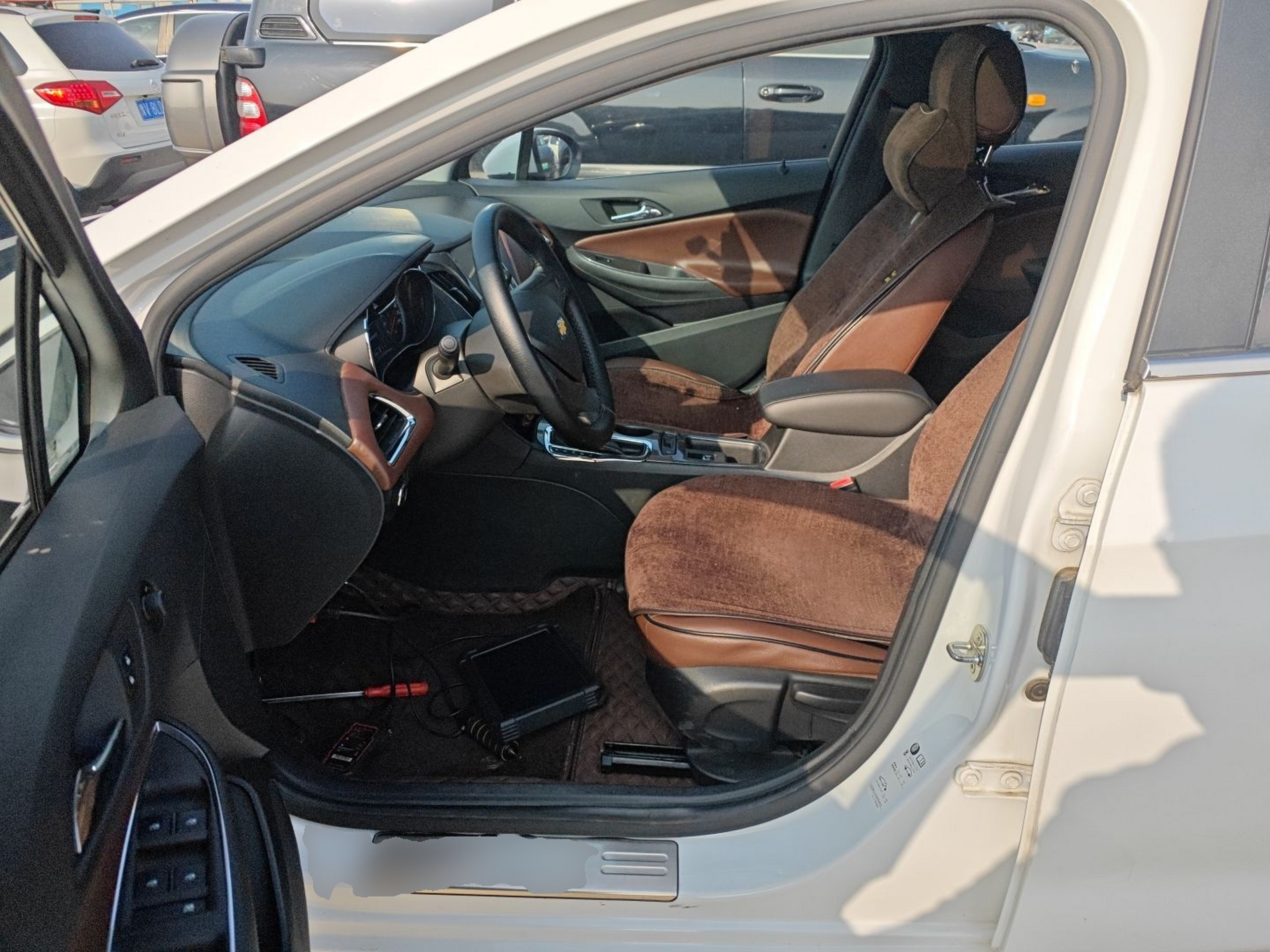 المقاعد الأمامية داخل السيارة