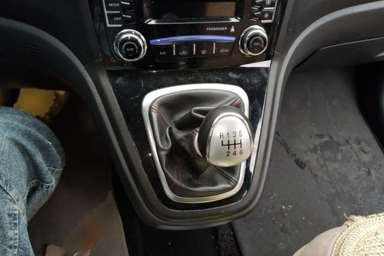 Used Haval H6 2014 Upgraded Model 2.0T Diesel Manual Two-Wheel Drive Elite Version
