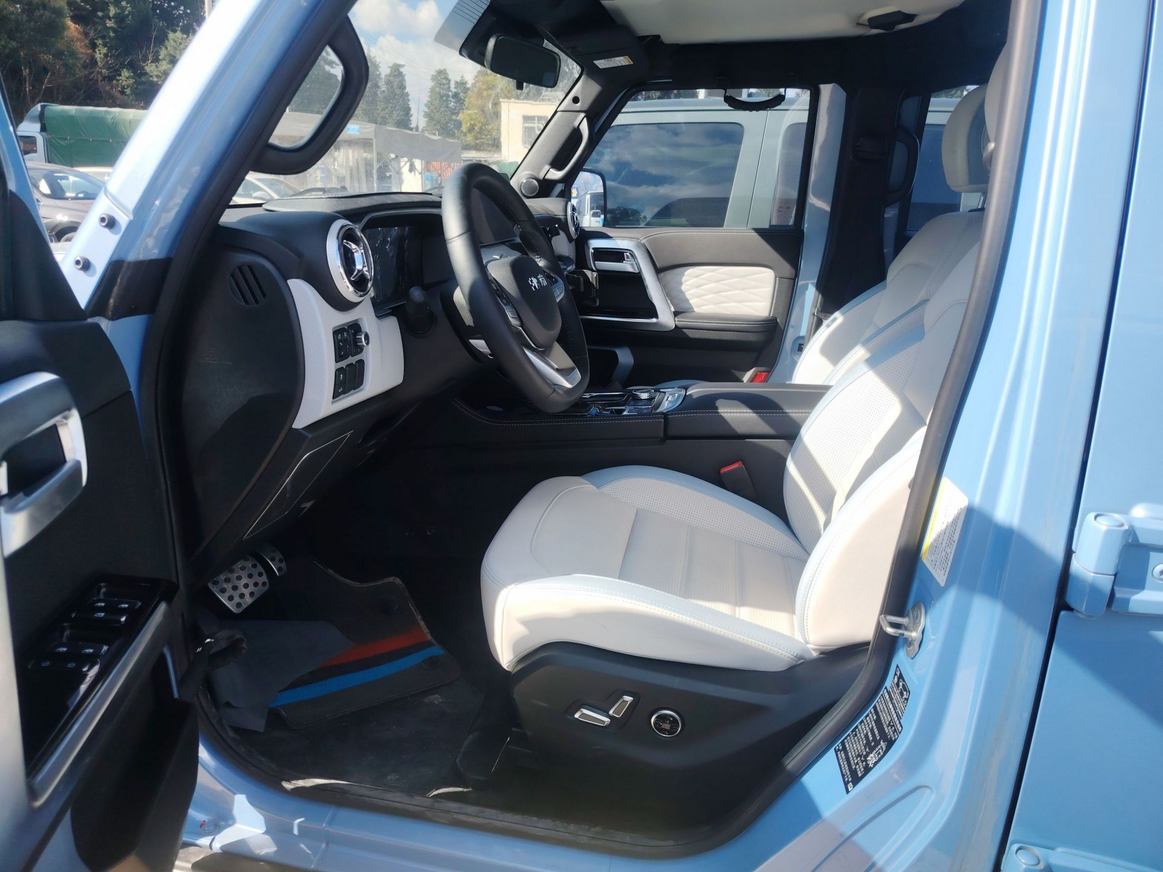 المقاعد الأمامية داخل السيارة