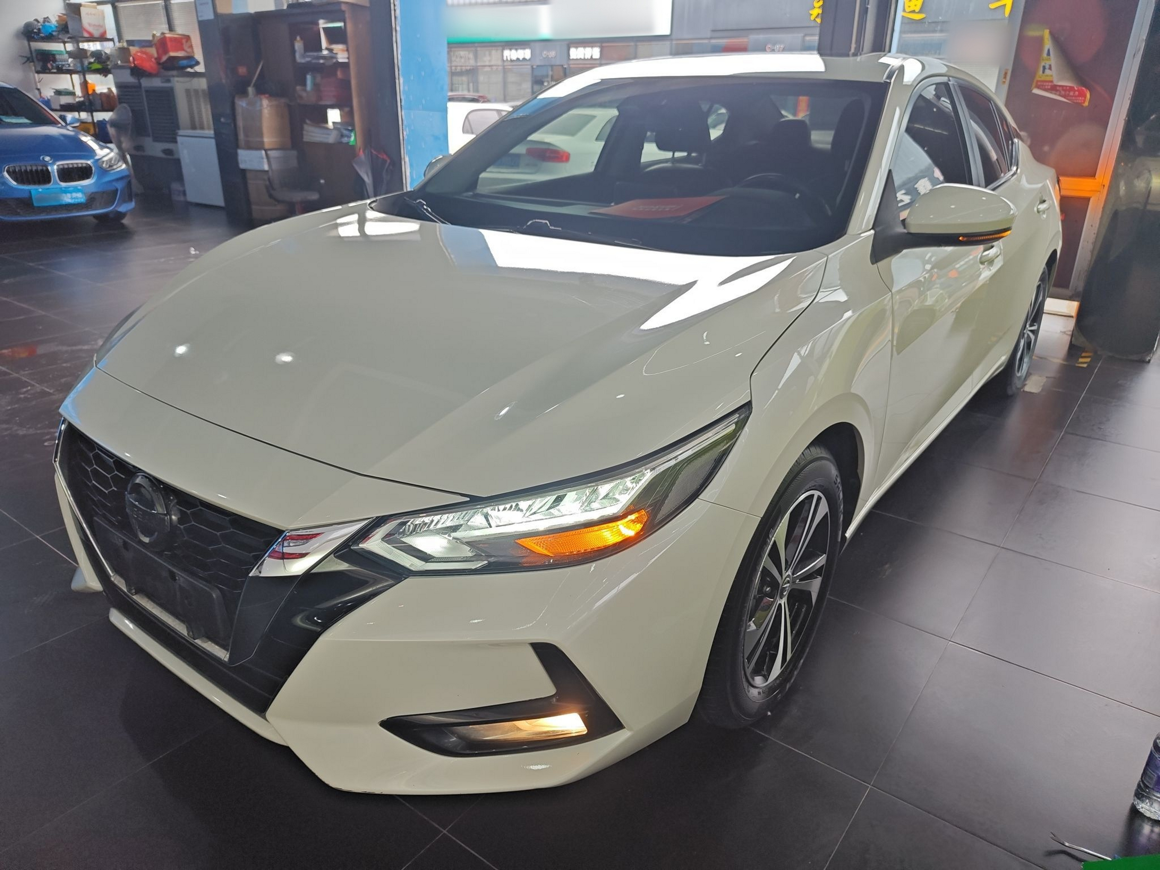 تحت مقدمة السيارة