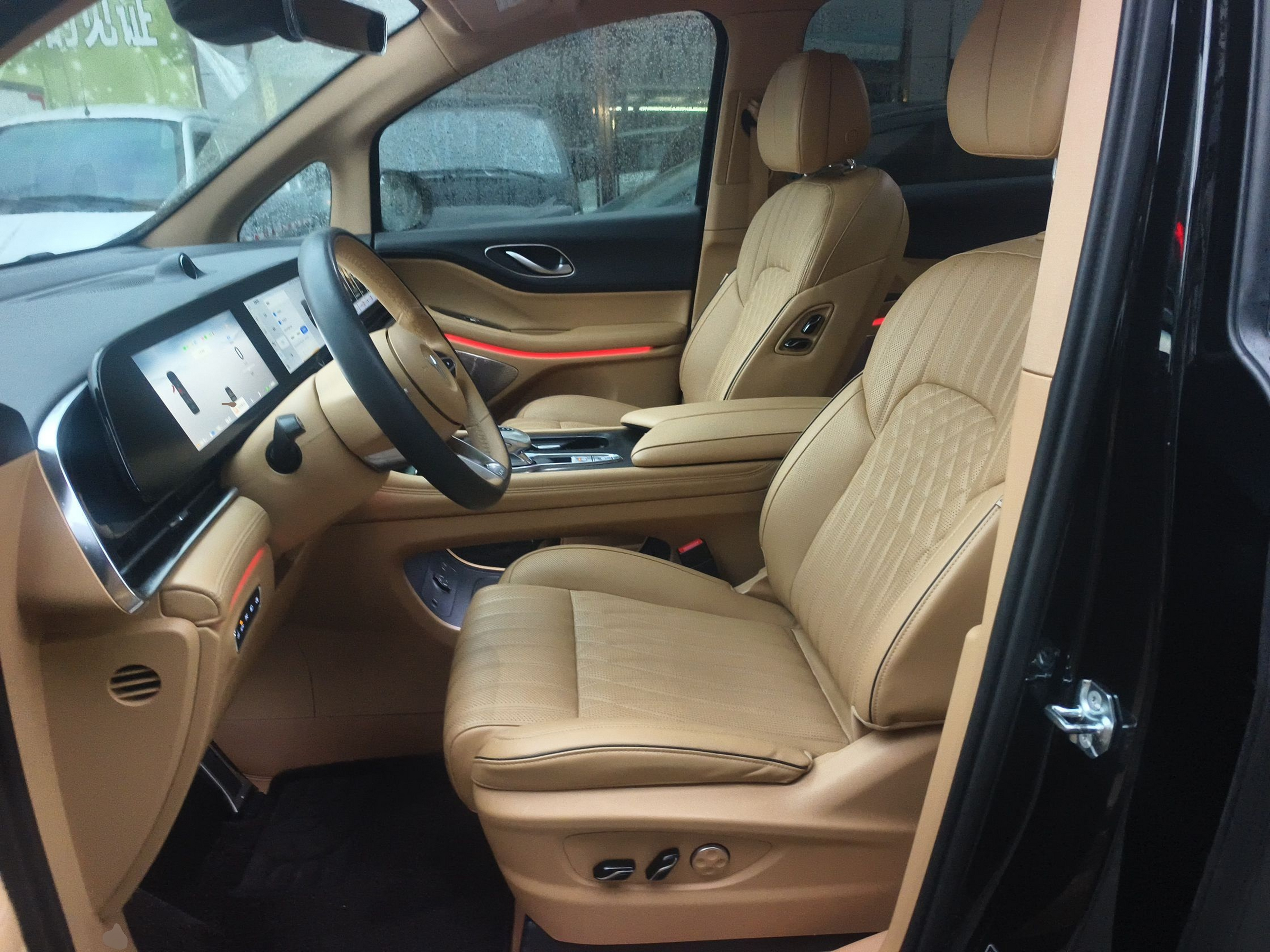 المقاعد الأمامية داخل السيارة