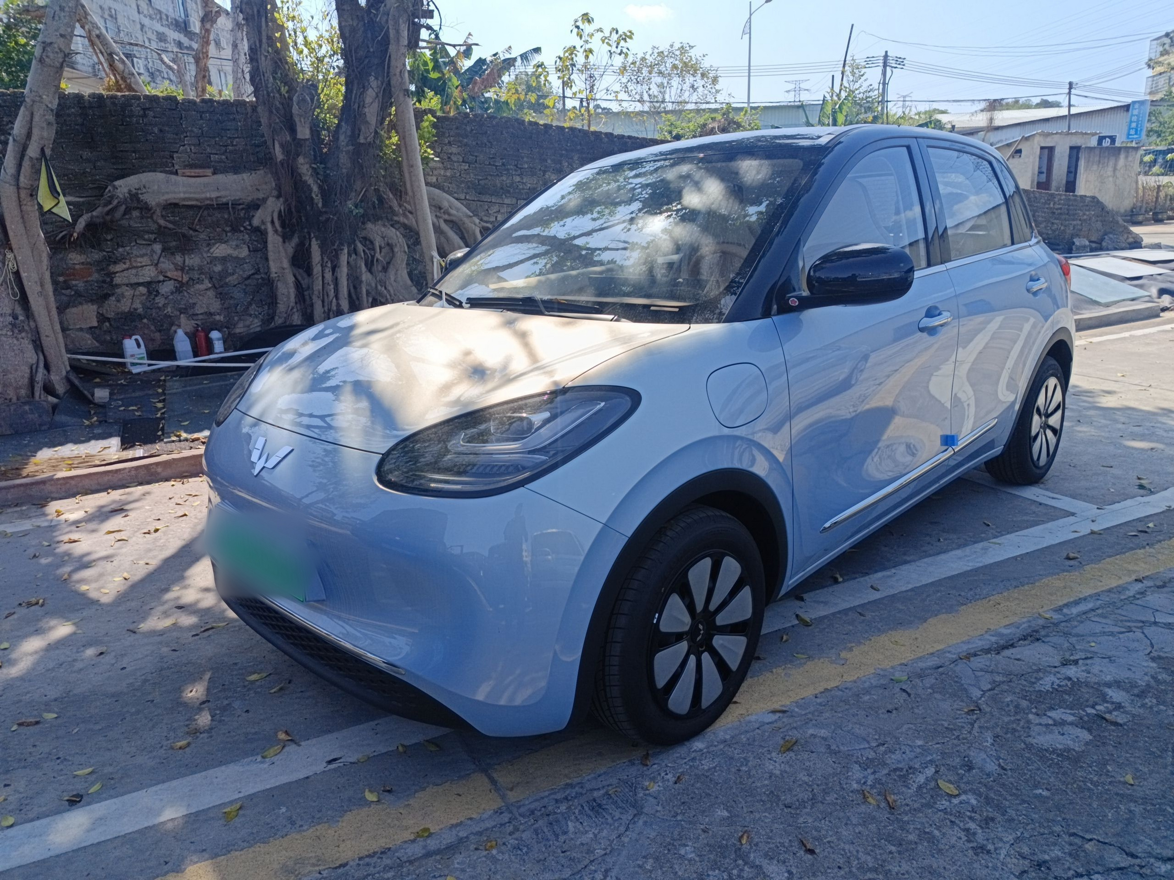 تحت مقدمة السيارة