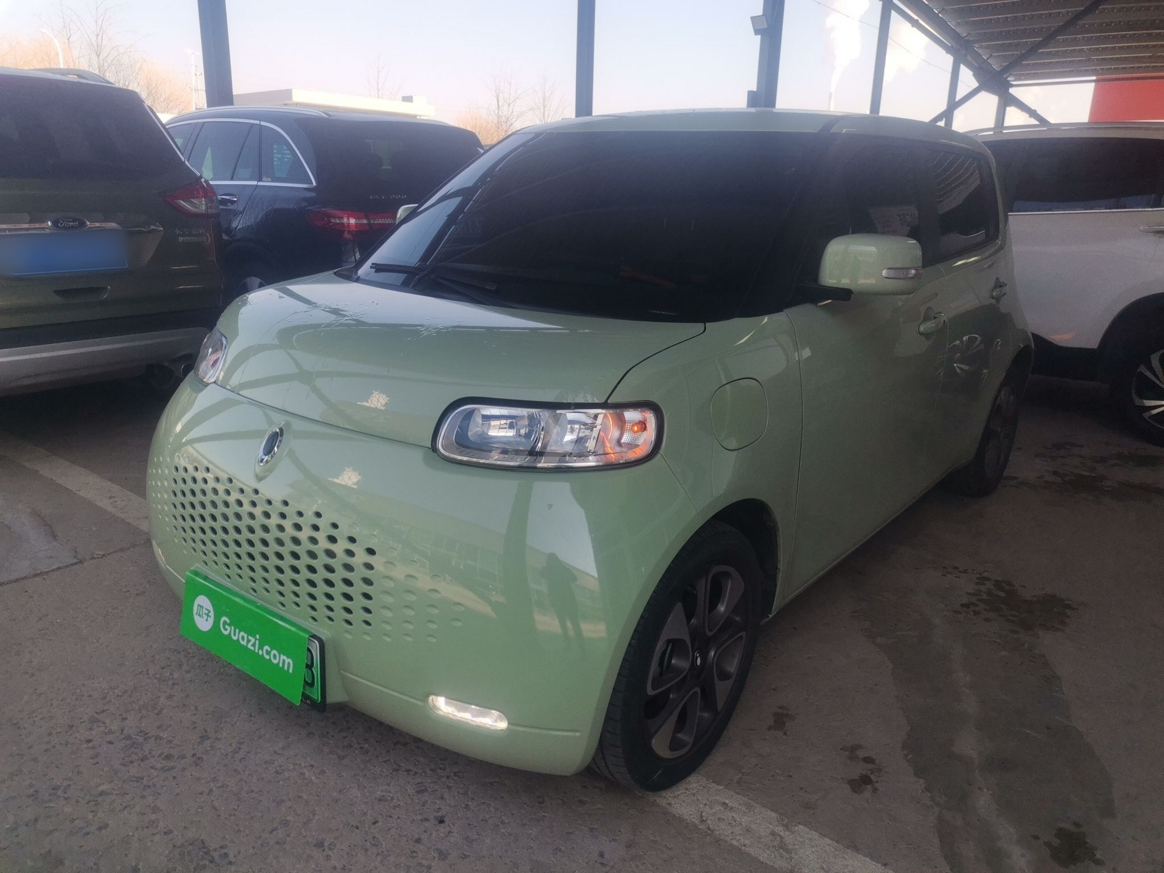 Под передней частью автомобиля