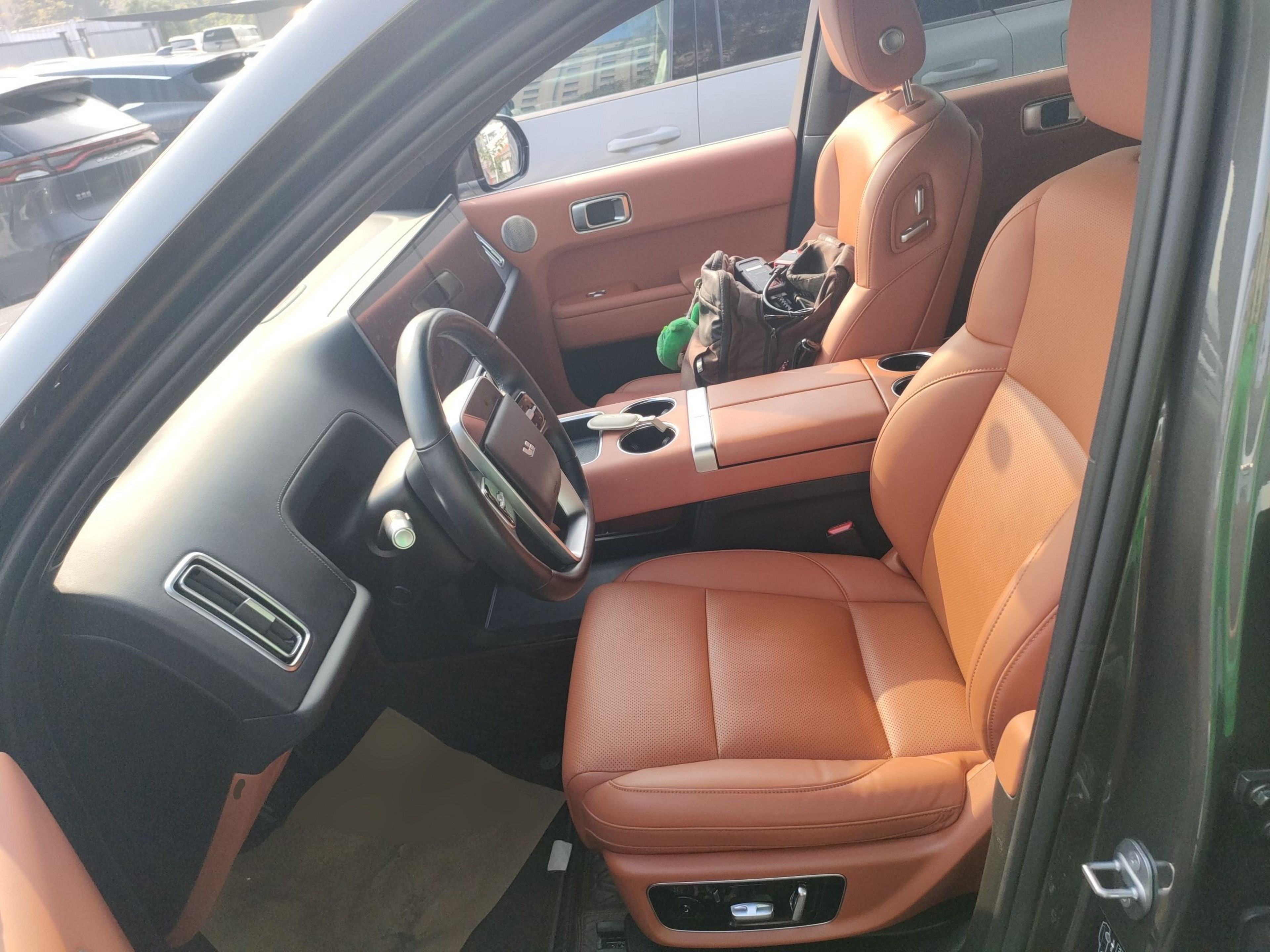 المقاعد الأمامية داخل السيارة