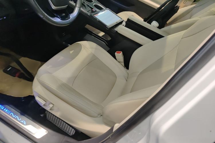 Used Toyota Sienna 2021 2.5L Hybrid Premium Edition
