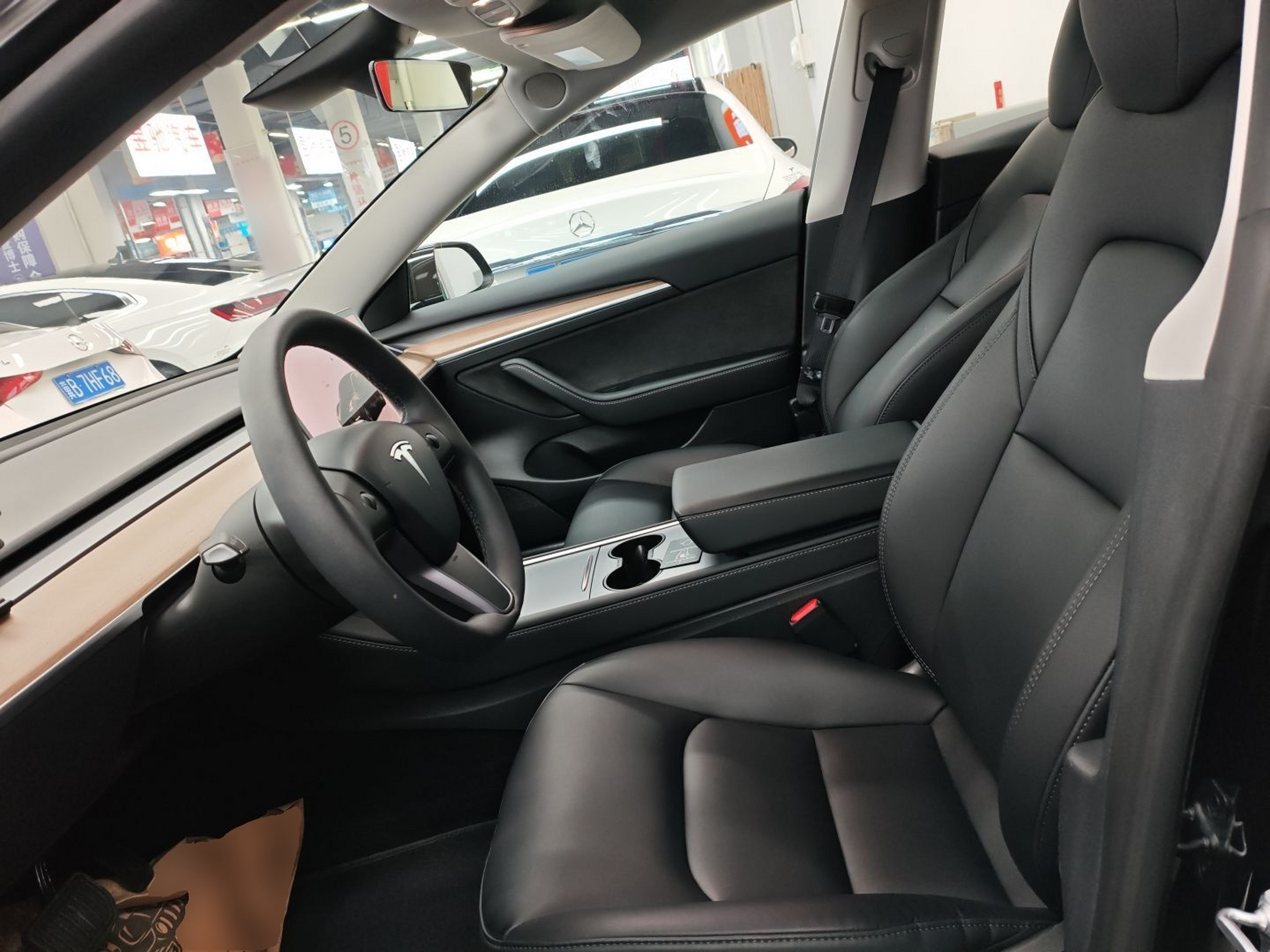 المقاعد الأمامية داخل السيارة