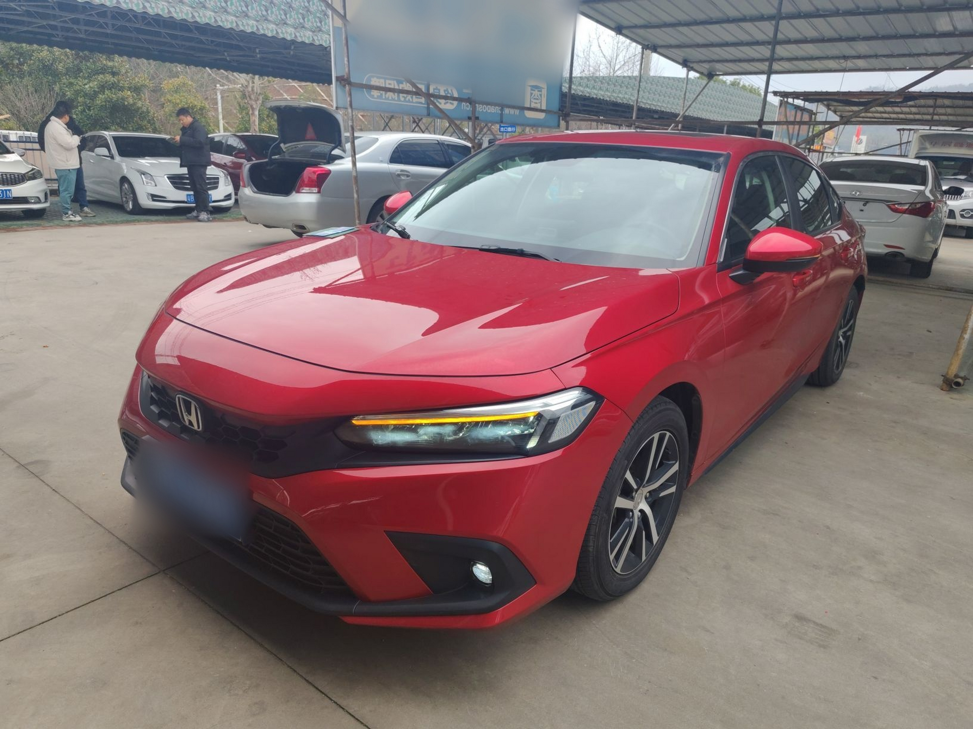 تحت مقدمة السيارة