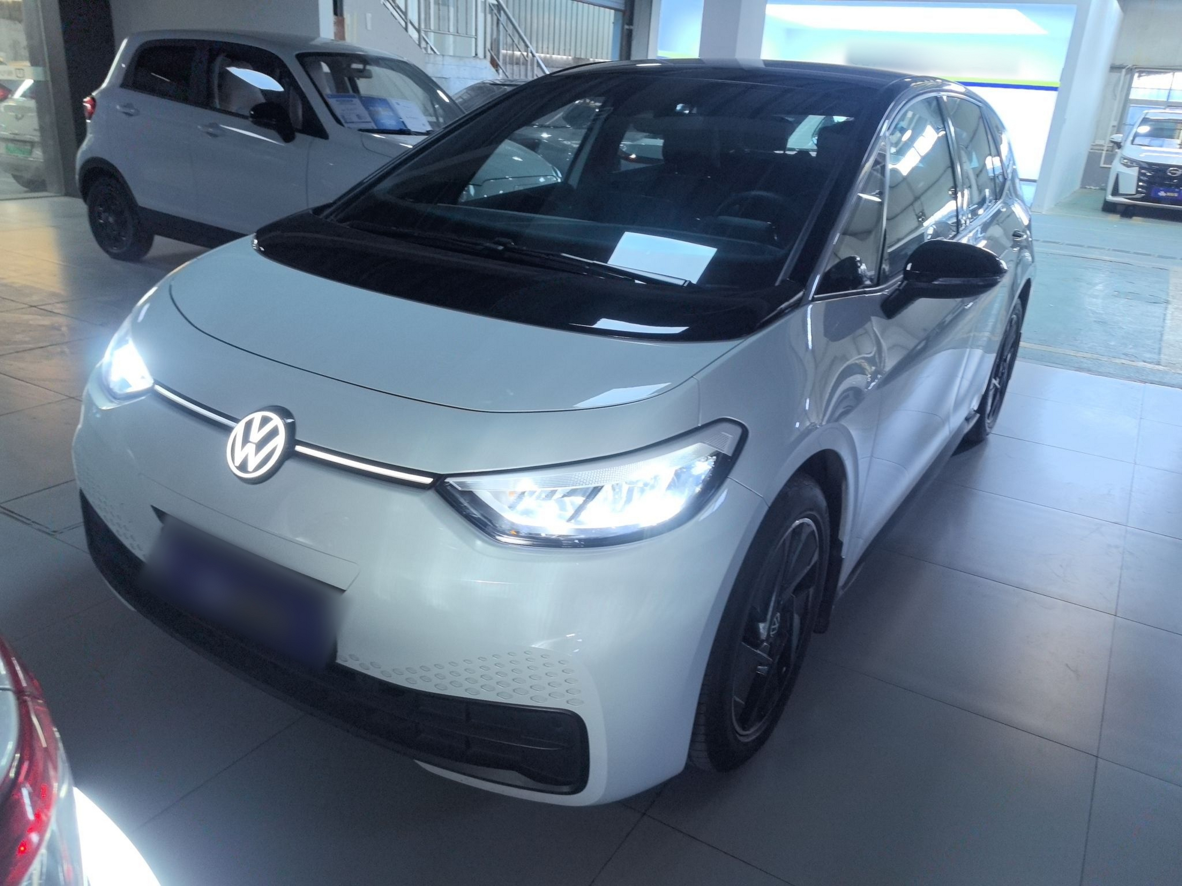 Под передней частью автомобиля