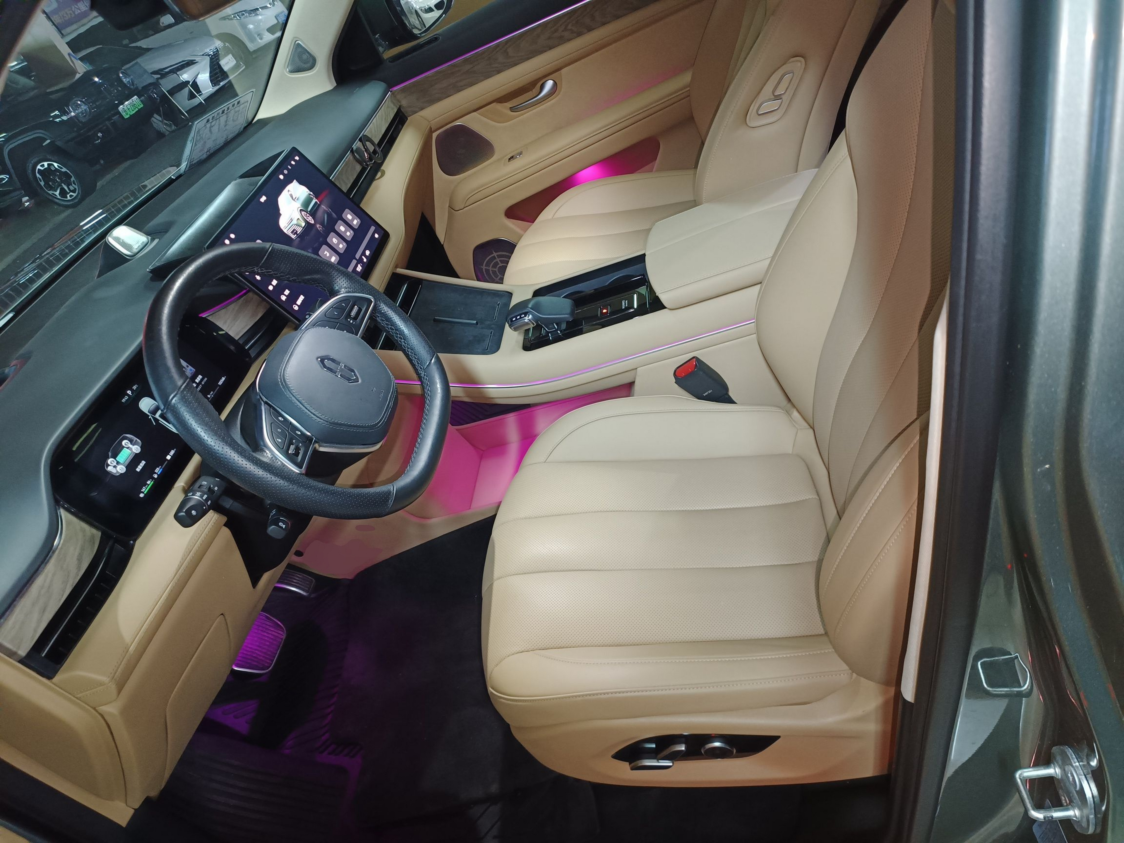 المقاعد الأمامية داخل السيارة