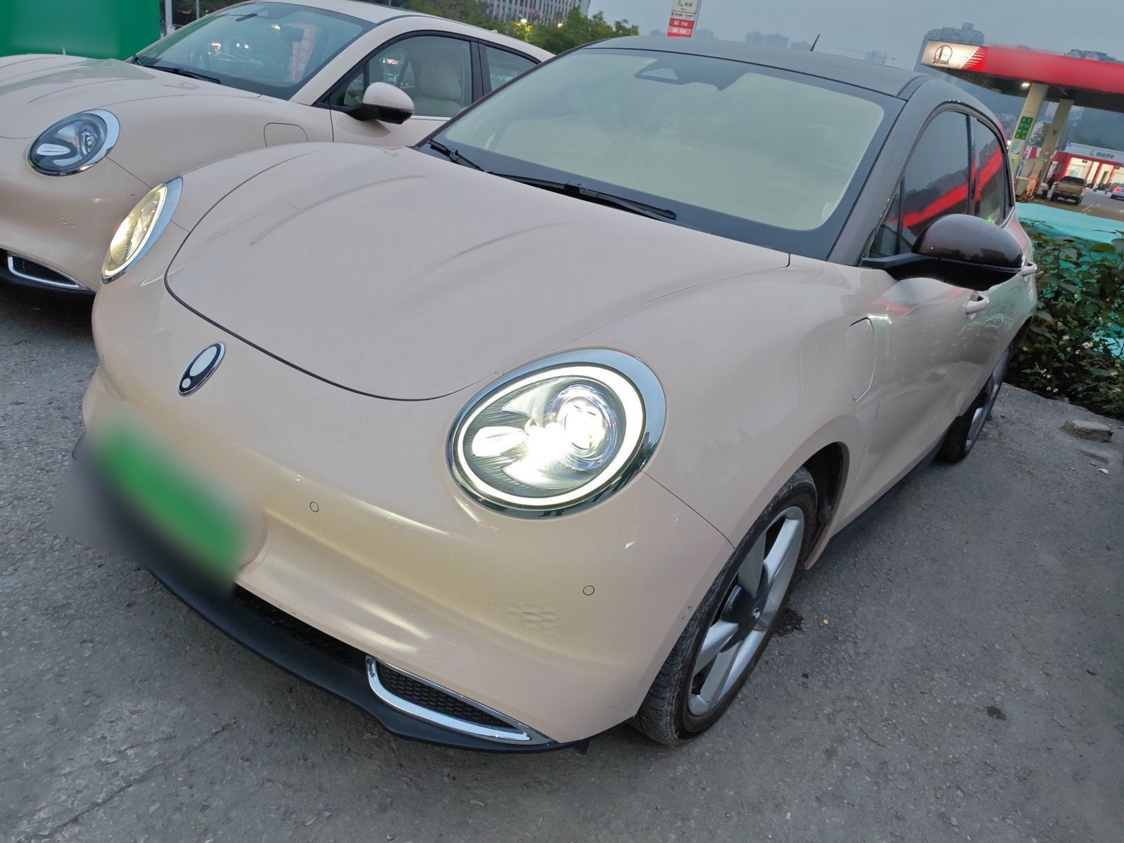 Под передней частью автомобиля