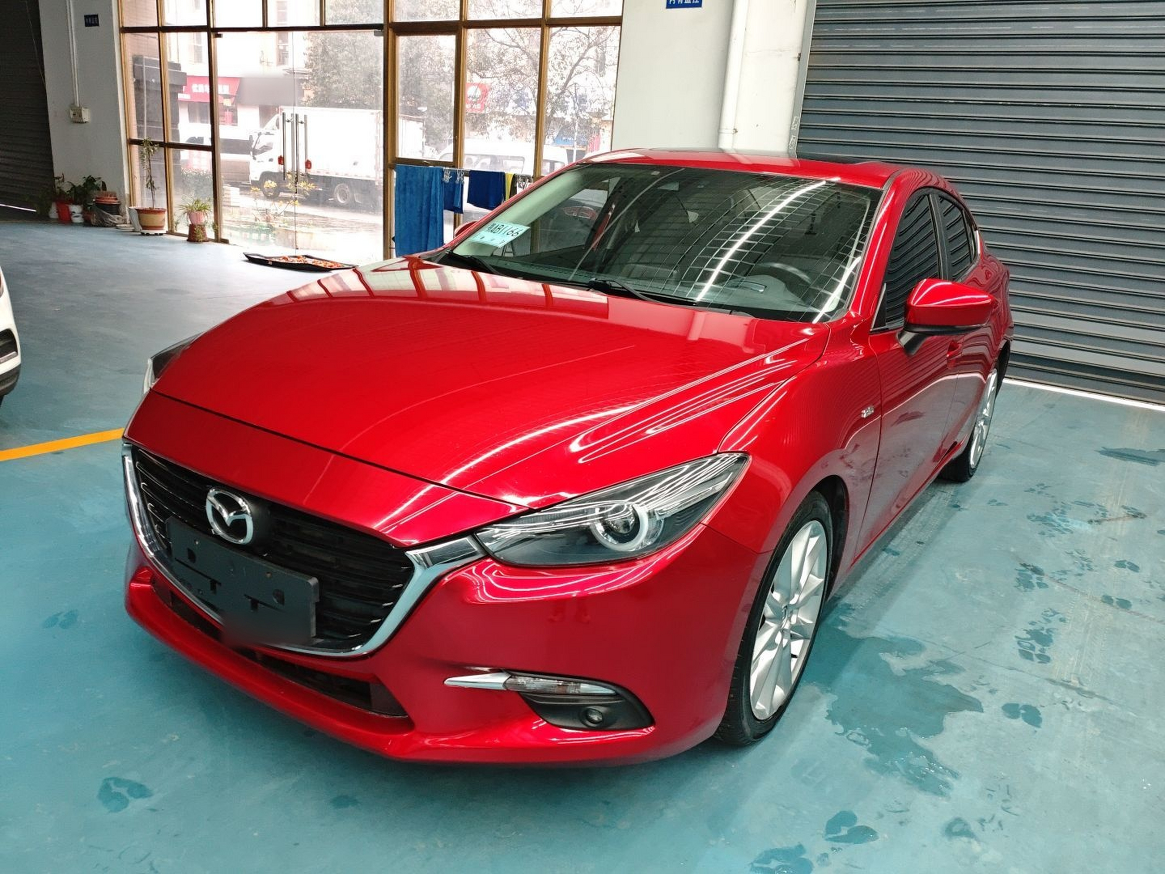 تحت مقدمة السيارة