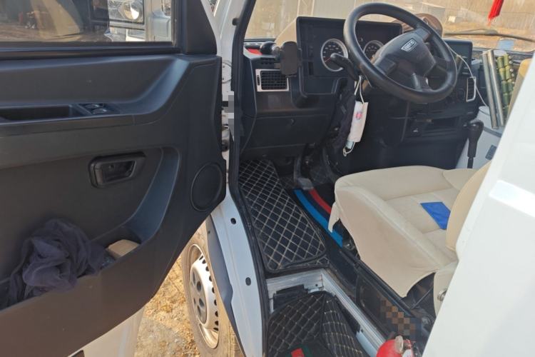 Used Iveco Daily 2020 2.5T A35 Passenger Van Single-Tire Mid-Roof Design 5-9 Seats with Sliding Side Door Meeting China V Emission Standards
