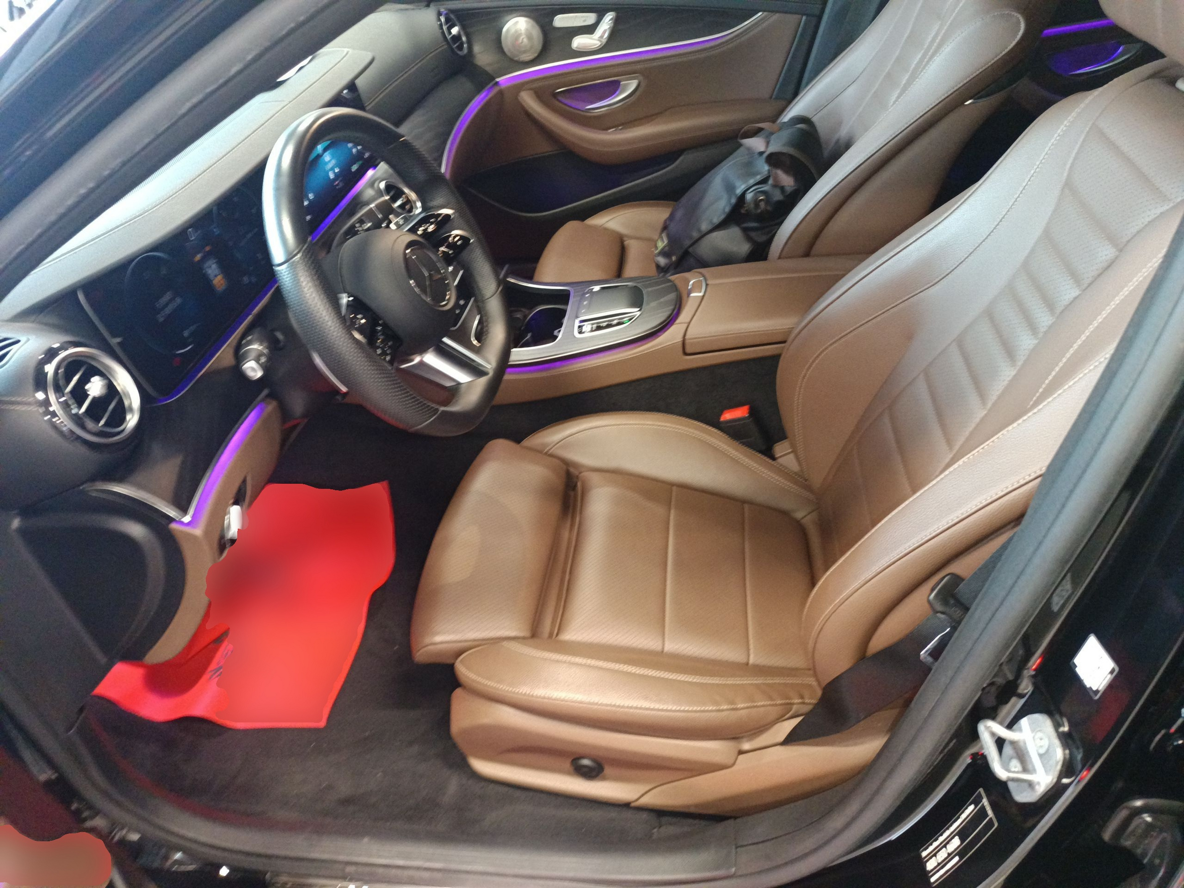 المقاعد الأمامية داخل السيارة