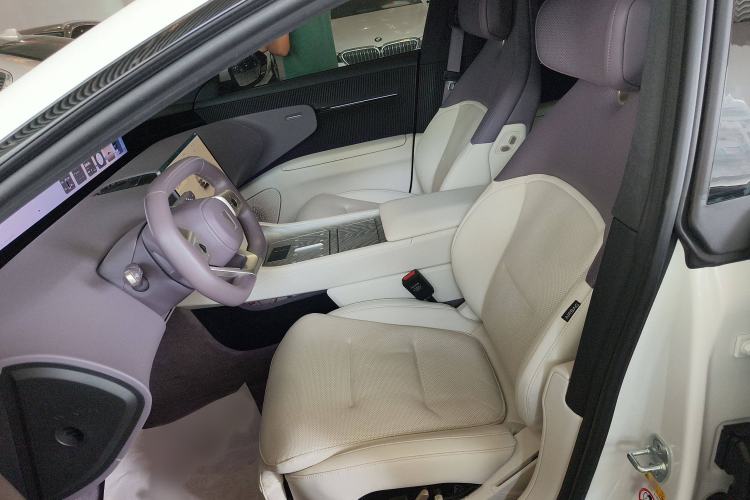 Used  12 2024 700 Three-Laser Rear-Wheel Drive Luxury Edition
