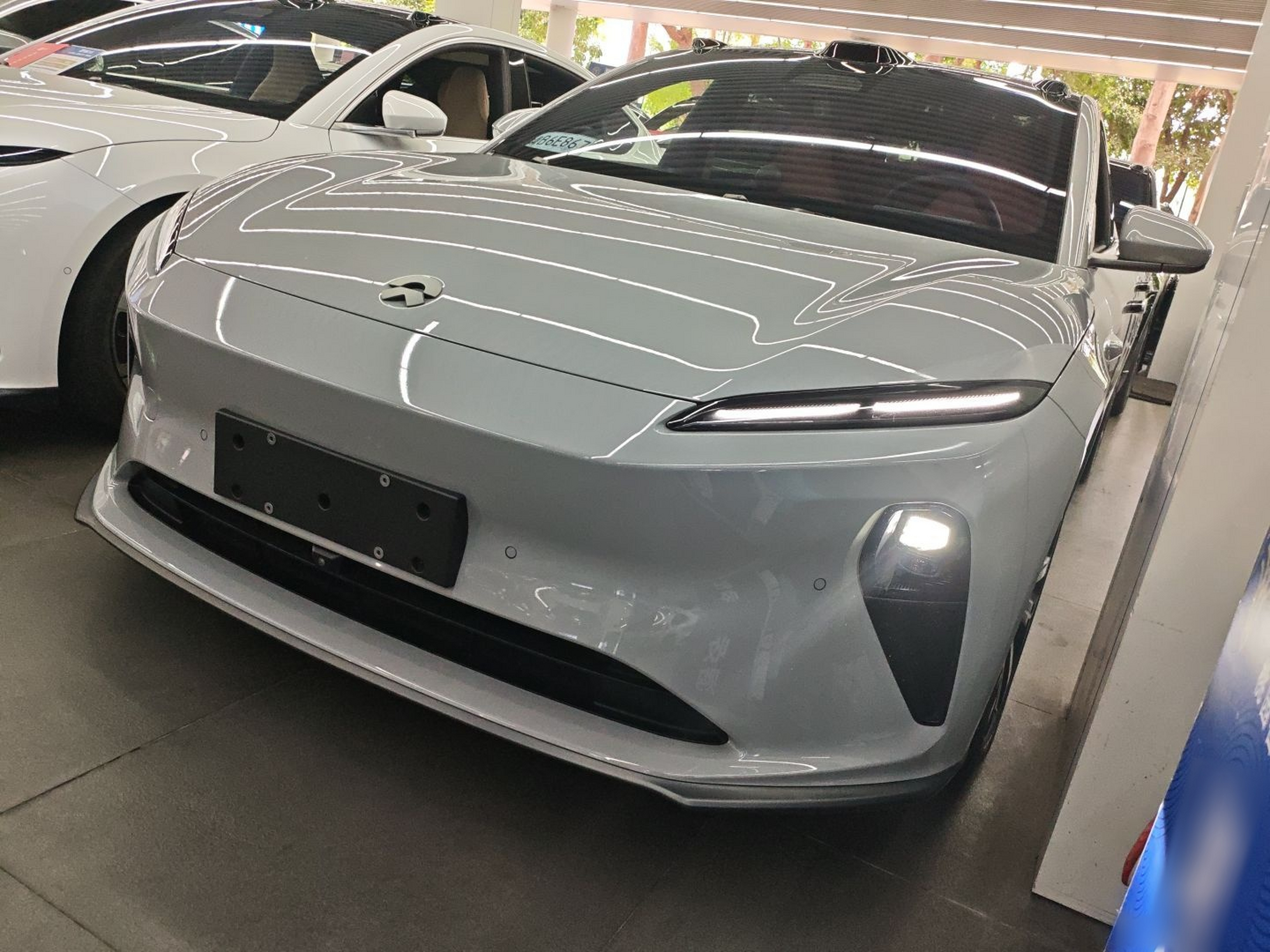 Под передней частью автомобиля