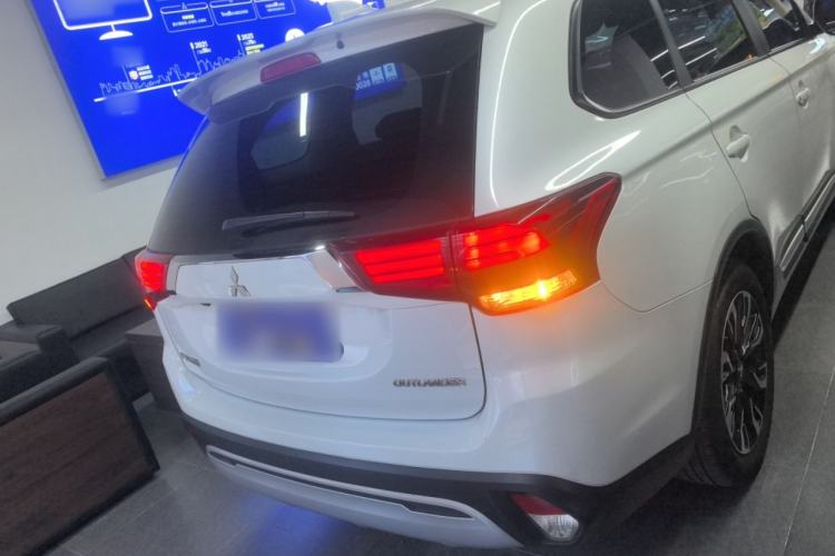 Used Mitsubishi Outlander 2019 2.0L Two-Wheel Drive Comfort Edition 7 Seats China V Emission Standard
