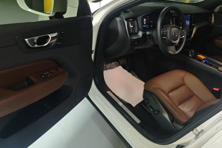 Used Volvo XC60 2023 B5 4x4 Smart Luxury Edition
