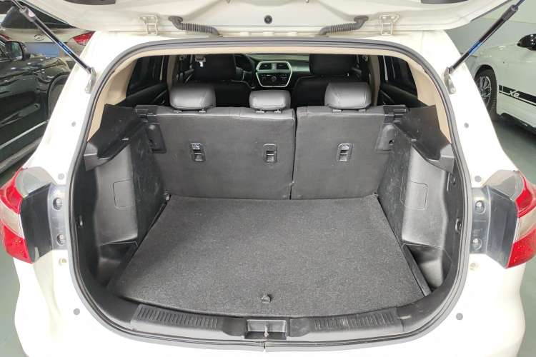 Used Suzuki S-Cross 2015 1.6L CVT Two-Wheel Drive Entry-Level Trim
