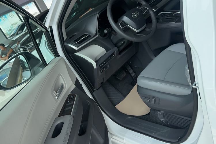 Used Toyota Sienna 2024 2.5L Hybrid Luxury Edition
